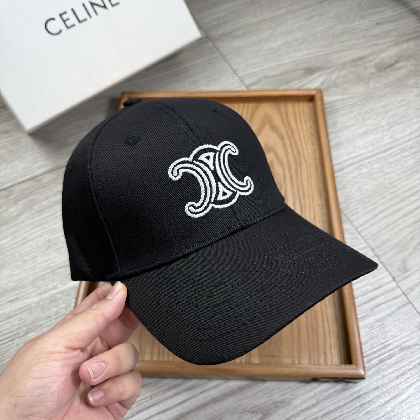 。赛琳。【配防尘袋】新品棒球帽！材质：纯棉！透气性好！春天挡风，夏天防晒必备单品！颜色大气！款式新颖别致