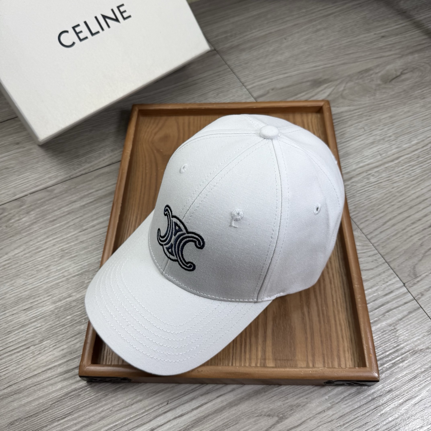 。赛琳。【配防尘袋】新品棒球帽！材质：纯棉！透气性好！春天挡风，夏天防晒必备单品！颜色大气！款式新颖别致