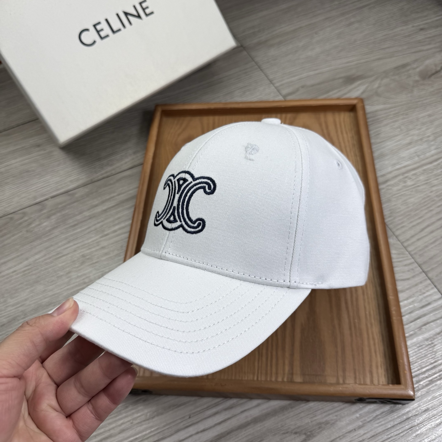 。赛琳。【配防尘袋】新品棒球帽！材质：纯棉！透气性好！春天挡风，夏天防晒必备单品！颜色大气！款式新颖别致