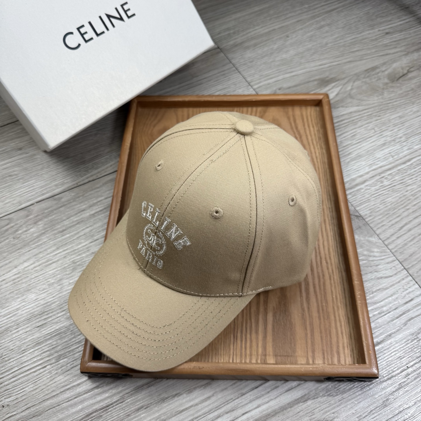 。赛琳。【配防尘袋】新品棒球帽！材质：纯棉！透气性好！春天挡风，夏天防晒必备单品！颜色大气！款式新颖别致
