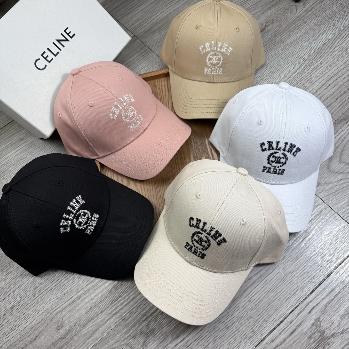 。赛琳。【配防尘袋】新品棒球帽！材质：纯棉！透气性好！春天挡风，夏天防晒必备单品！颜色大气！款式新颖别致