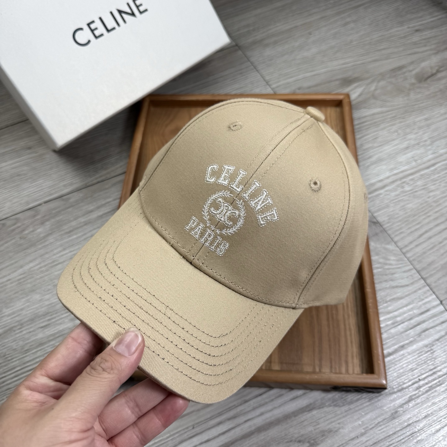 。赛琳。【配防尘袋】新品棒球帽！材质：纯棉！透气性好！春天挡风，夏天防晒必备单品！颜色大气！款式新颖别致
