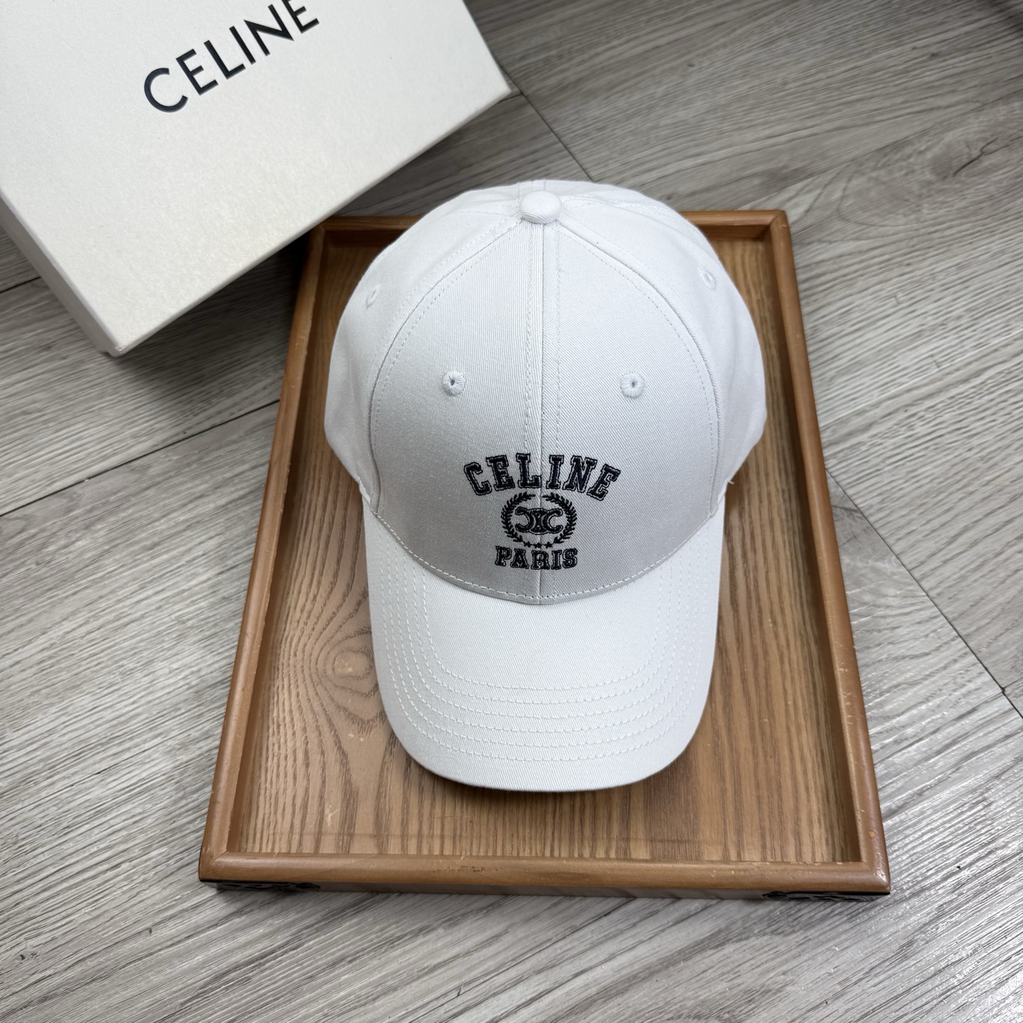 。赛琳。【配防尘袋】新品棒球帽！材质：纯棉！透气性好！春天挡风，夏天防晒必备单品！颜色大气！款式新颖别致