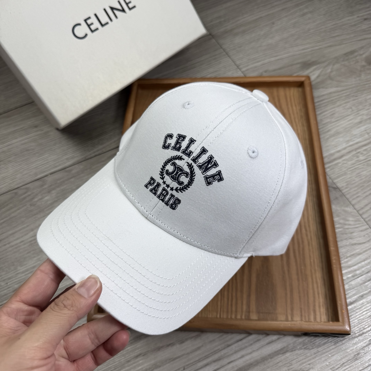 。赛琳。【配防尘袋】新品棒球帽！材质：纯棉！透气性好！春天挡风，夏天防晒必备单品！颜色大气！款式新颖别致