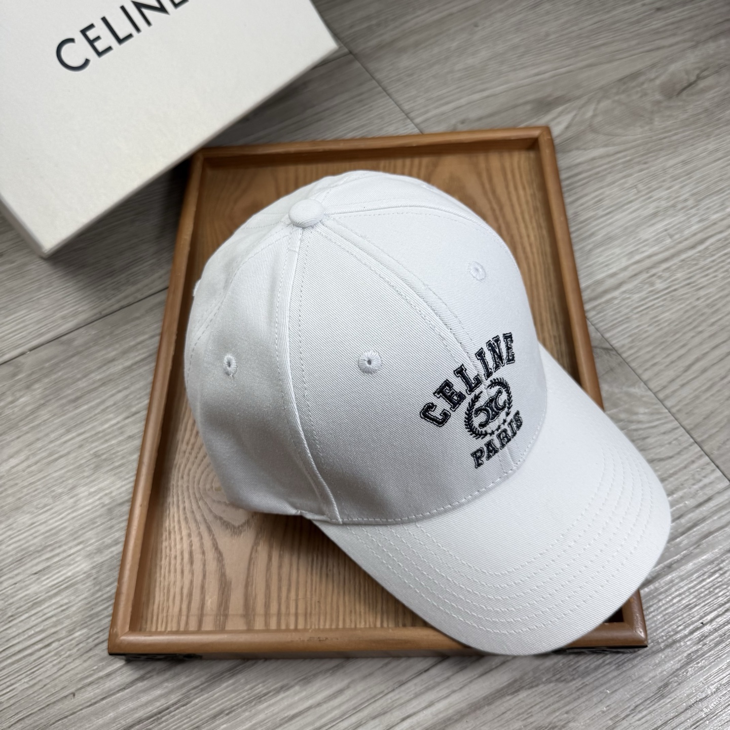 。赛琳。【配防尘袋】新品棒球帽！材质：纯棉！透气性好！春天挡风，夏天防晒必备单品！颜色大气！款式新颖别致