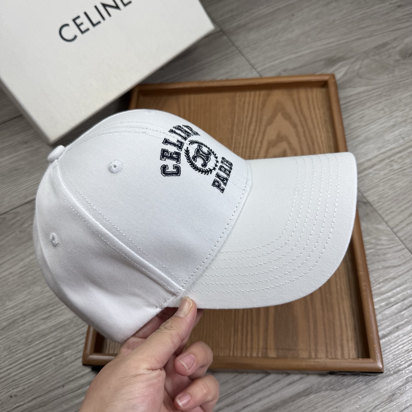 。赛琳。【配防尘袋】新品棒球帽！材质：纯棉！透气性好！春天挡风，夏天防晒必备单品！颜色大气！款式新颖别致