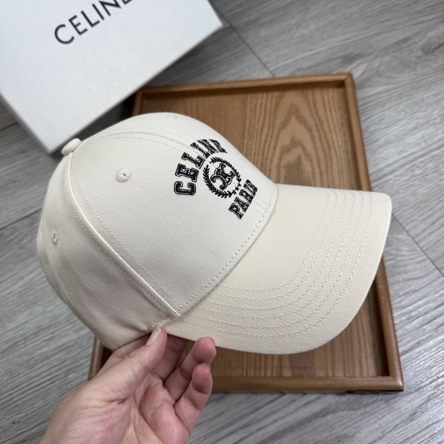 。赛琳。【配防尘袋】新品棒球帽！材质：纯棉！透气性好！春天挡风，夏天防晒必备单品！颜色大气！款式新颖别致