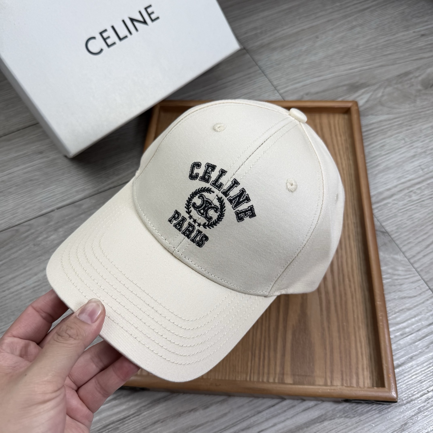 。赛琳。【配防尘袋】新品棒球帽！材质：纯棉！透气性好！春天挡风，夏天防晒必备单品！颜色大气！款式新颖别致