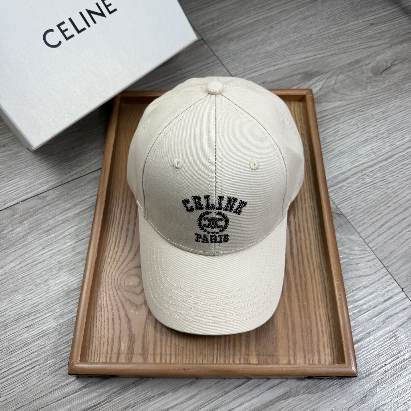 。赛琳。【配防尘袋】新品棒球帽！材质：纯棉！透气性好！春天挡风，夏天防晒必备单品！颜色大气！款式新颖别致