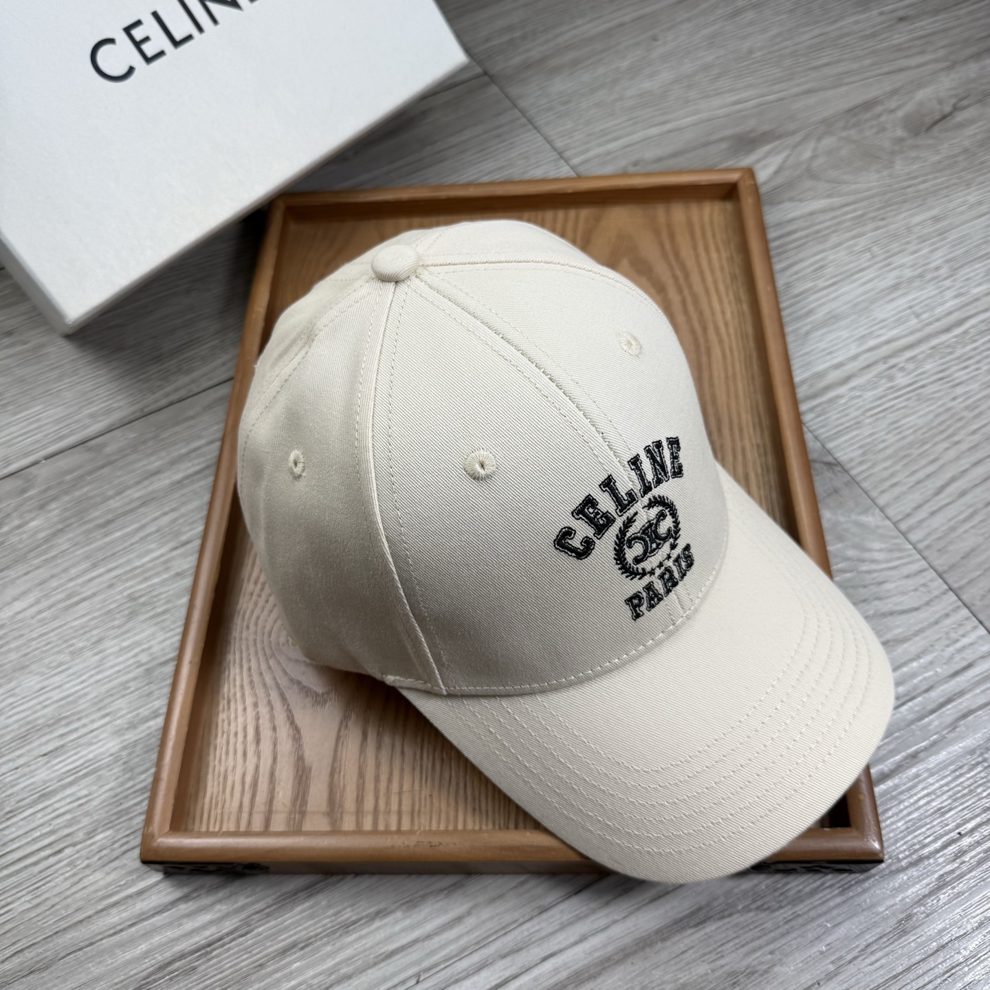 。赛琳。【配防尘袋】新品棒球帽！材质：纯棉！透气性好！春天挡风，夏天防晒必备单品！颜色大气！款式新颖别致