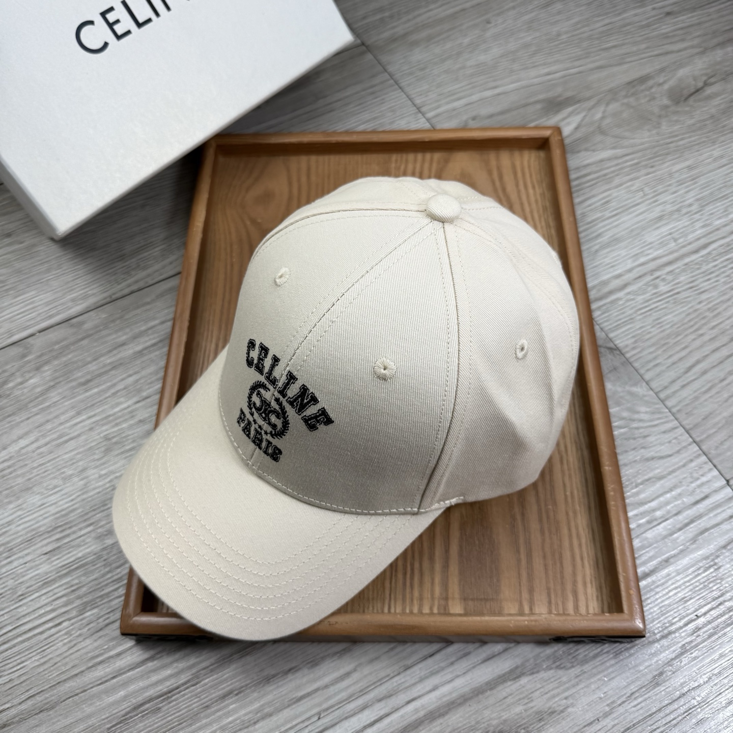 。赛琳。【配防尘袋】新品棒球帽！材质：纯棉！透气性好！春天挡风，夏天防晒必备单品！颜色大气！款式新颖别致