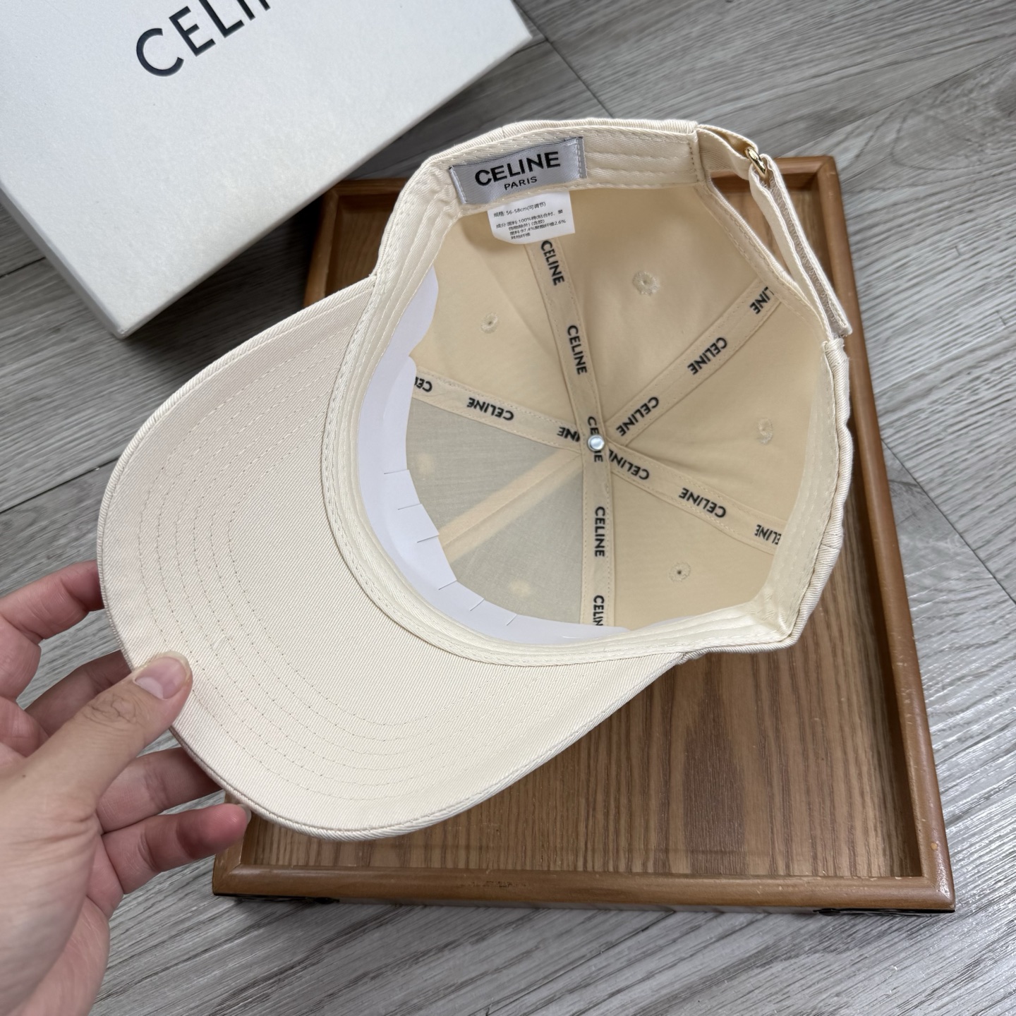 。赛琳。【配防尘袋】新品棒球帽！材质：纯棉！透气性好！春天挡风，夏天防晒必备单品！颜色大气！款式新颖别致