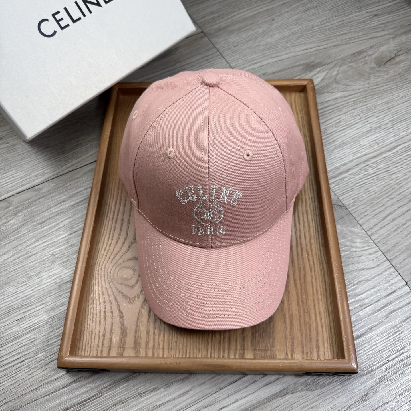 。赛琳。【配防尘袋】新品棒球帽！材质：纯棉！透气性好！春天挡风，夏天防晒必备单品！颜色大气！款式新颖别致