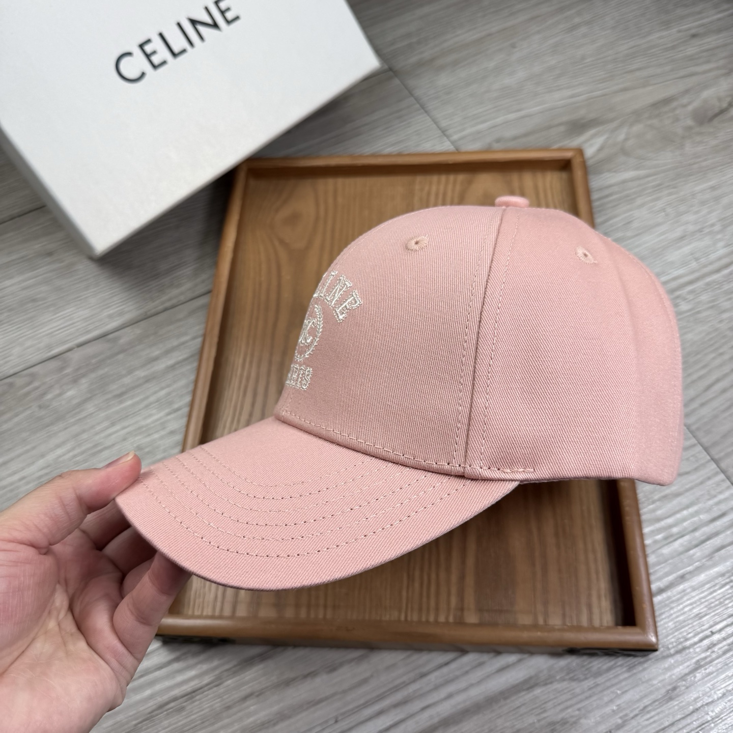 。赛琳。【配防尘袋】新品棒球帽！材质：纯棉！透气性好！春天挡风，夏天防晒必备单品！颜色大气！款式新颖别致