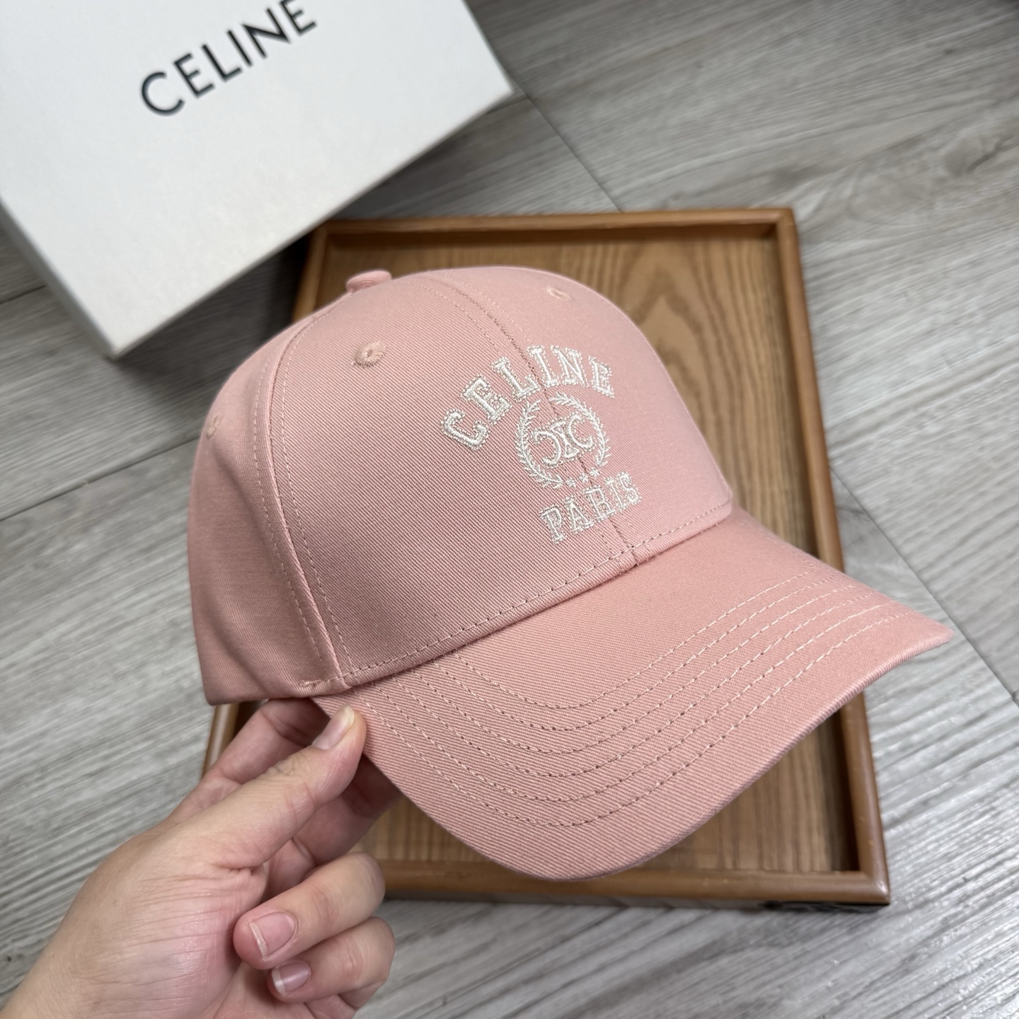 。赛琳。【配防尘袋】新品棒球帽！材质：纯棉！透气性好！春天挡风，夏天防晒必备单品！颜色大气！款式新颖别致