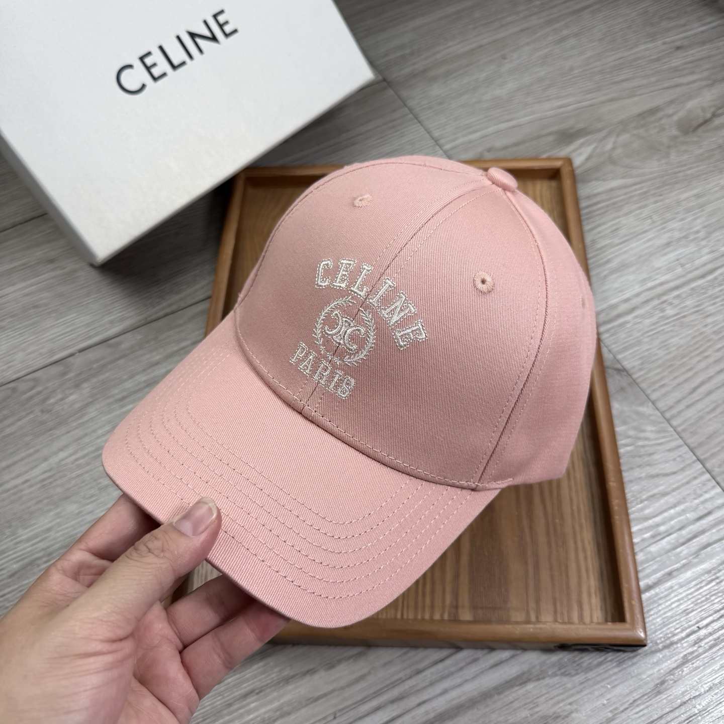 。赛琳。【配防尘袋】新品棒球帽！材质：纯棉！透气性好！春天挡风，夏天防晒必备单品！颜色大气！款式新颖别致