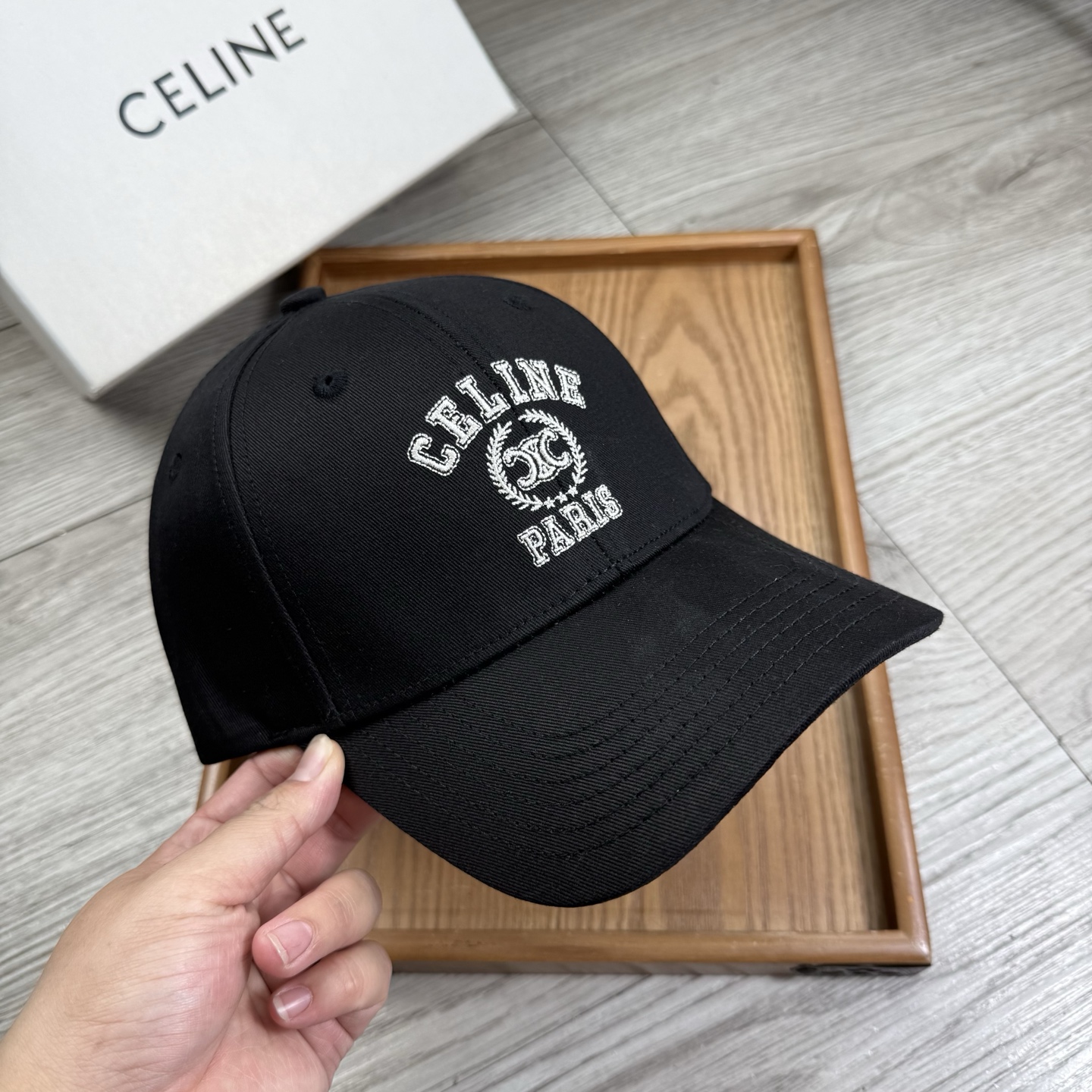 。赛琳。【配防尘袋】新品棒球帽！材质：纯棉！透气性好！春天挡风，夏天防晒必备单品！颜色大气！款式新颖别致