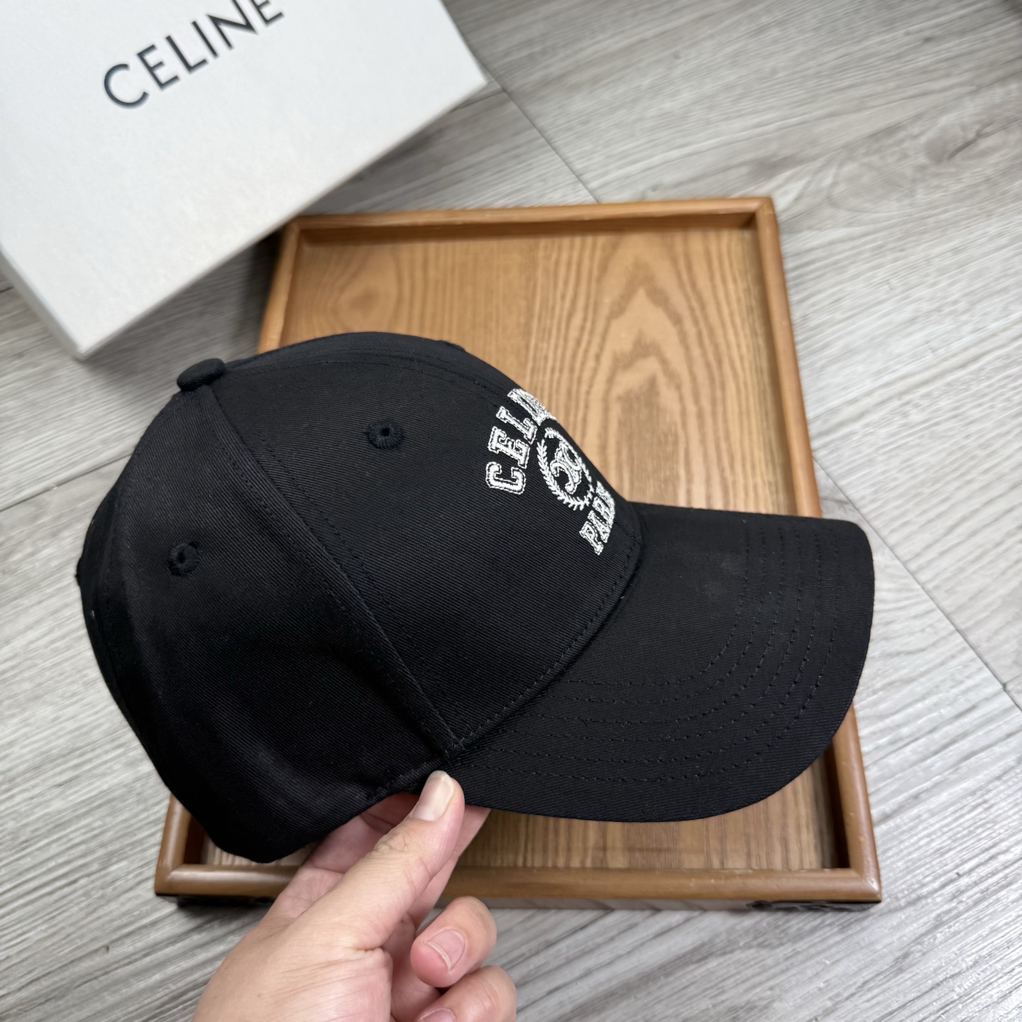 。赛琳。【配防尘袋】新品棒球帽！材质：纯棉！透气性好！春天挡风，夏天防晒必备单品！颜色大气！款式新颖别致