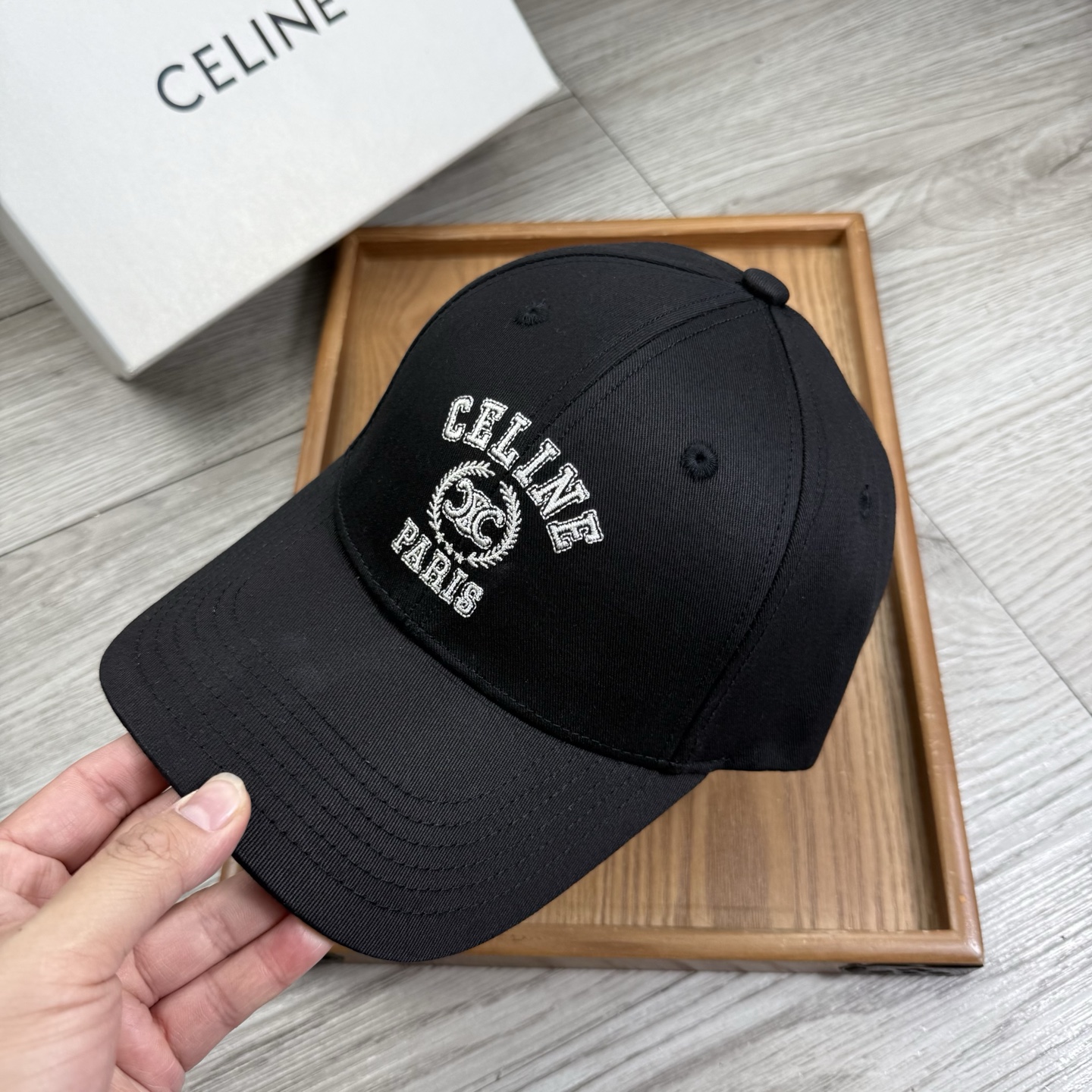 。赛琳。【配防尘袋】新品棒球帽！材质：纯棉！透气性好！春天挡风，夏天防晒必备单品！颜色大气！款式新颖别致