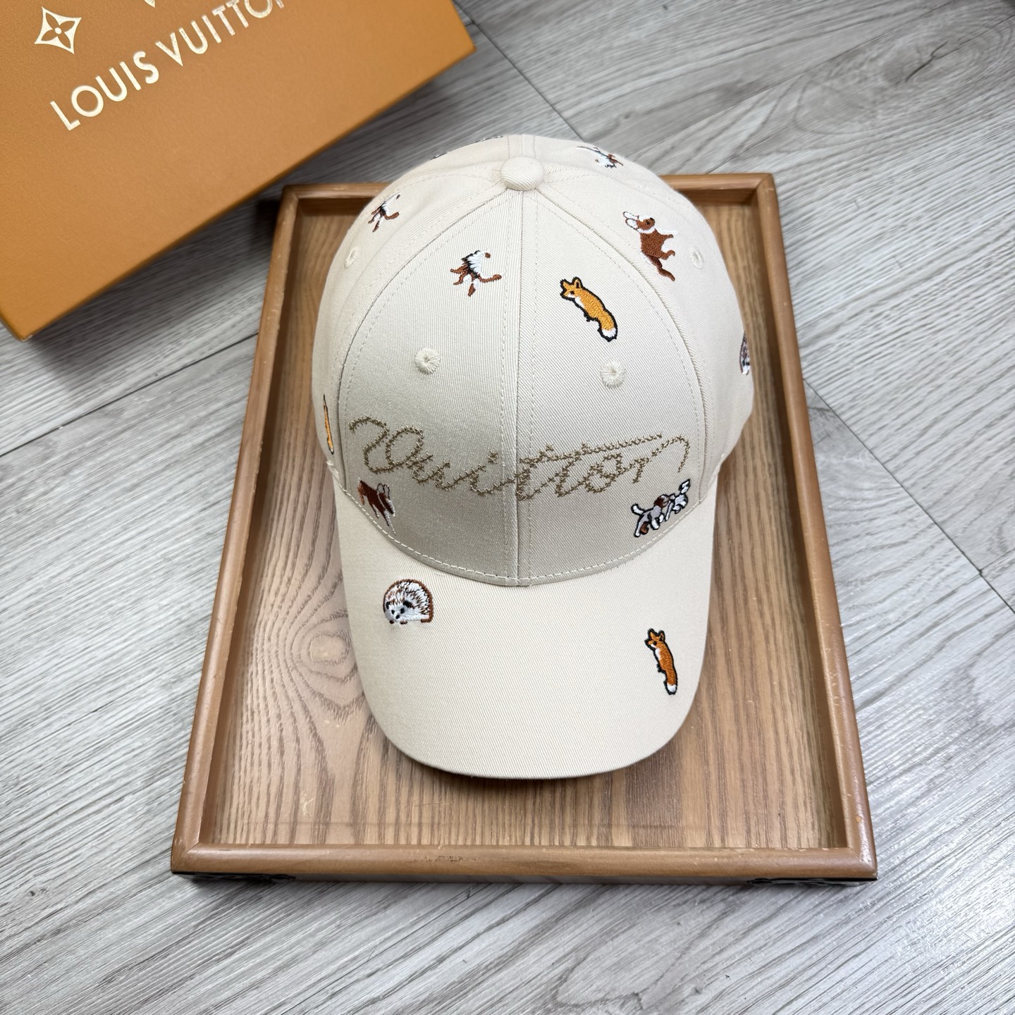 。L家。【配防尘袋】新品棒球帽！材质：纯棉！透气性好！春天挡风，夏天防晒必备单品！颜色大气！款式新颖别致