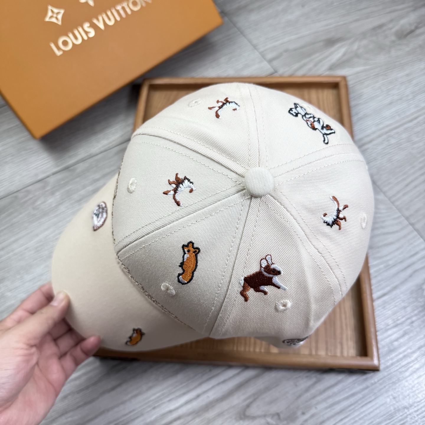 。L家。【配防尘袋】新品棒球帽！材质：纯棉！透气性好！春天挡风，夏天防晒必备单品！颜色大气！款式新颖别致