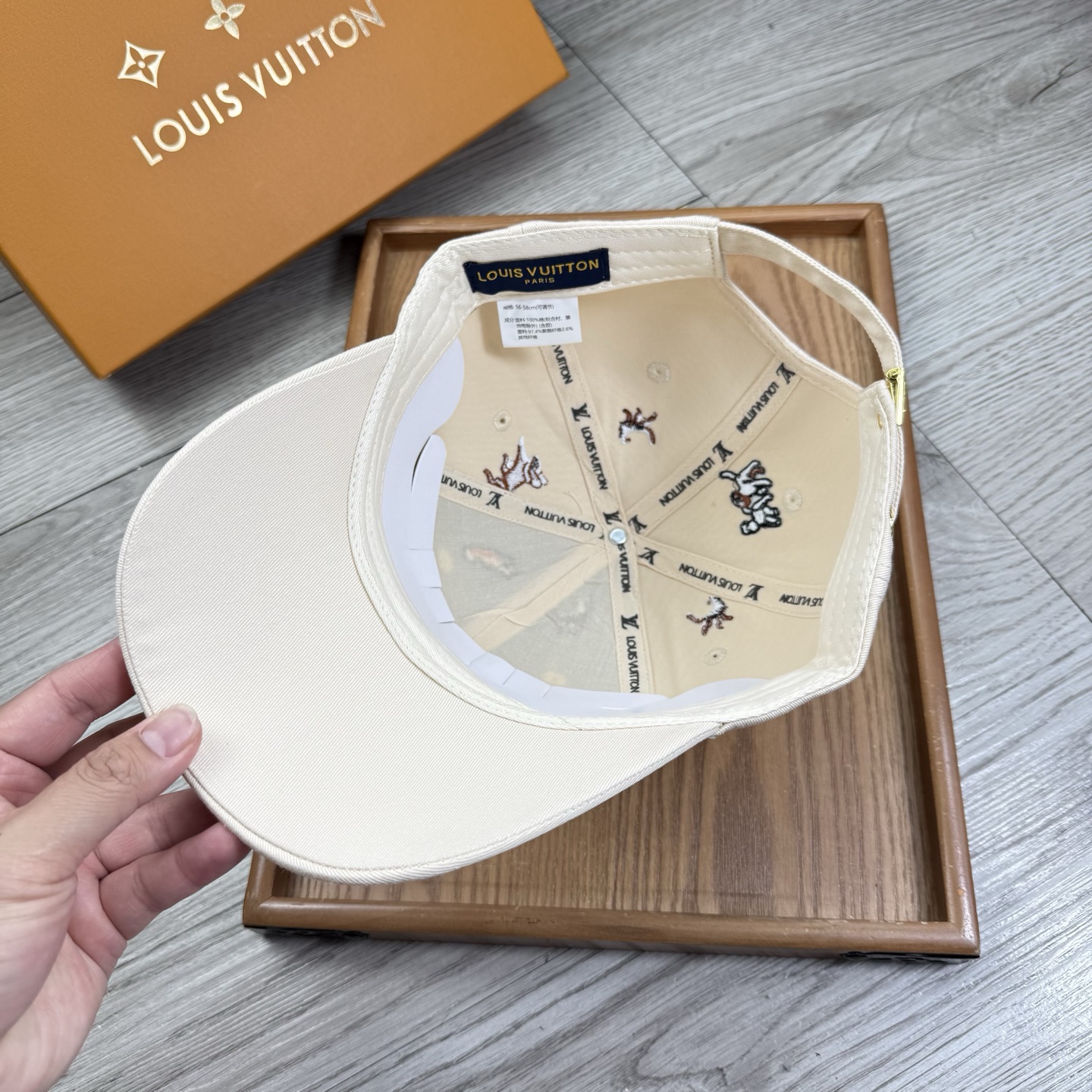 。L家。【配防尘袋】新品棒球帽！材质：纯棉！透气性好！春天挡风，夏天防晒必备单品！颜色大气！款式新颖别致