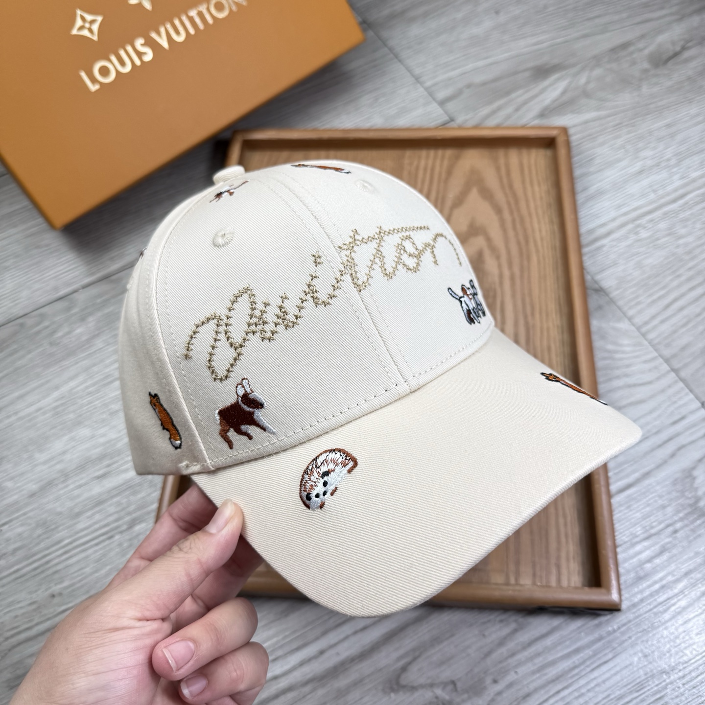 。L家。【配防尘袋】新品棒球帽！材质：纯棉！透气性好！春天挡风，夏天防晒必备单品！颜色大气！款式新颖别致