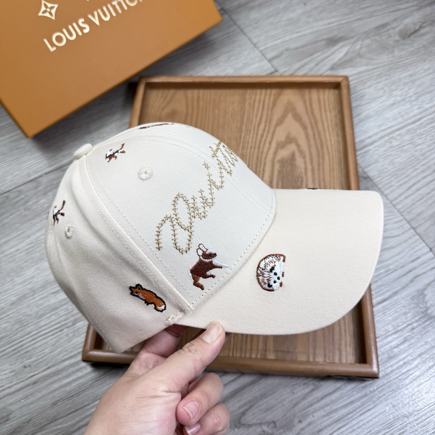 。L家。【配防尘袋】新品棒球帽！材质：纯棉！透气性好！春天挡风，夏天防晒必备单品！颜色大气！款式新颖别致