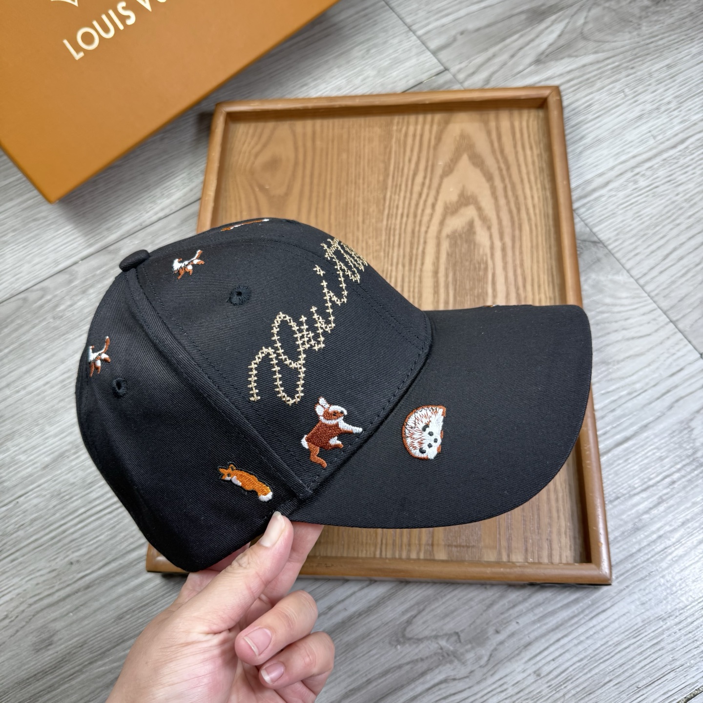 。L家。【配防尘袋】新品棒球帽！材质：纯棉！透气性好！春天挡风，夏天防晒必备单品！颜色大气！款式新颖别致