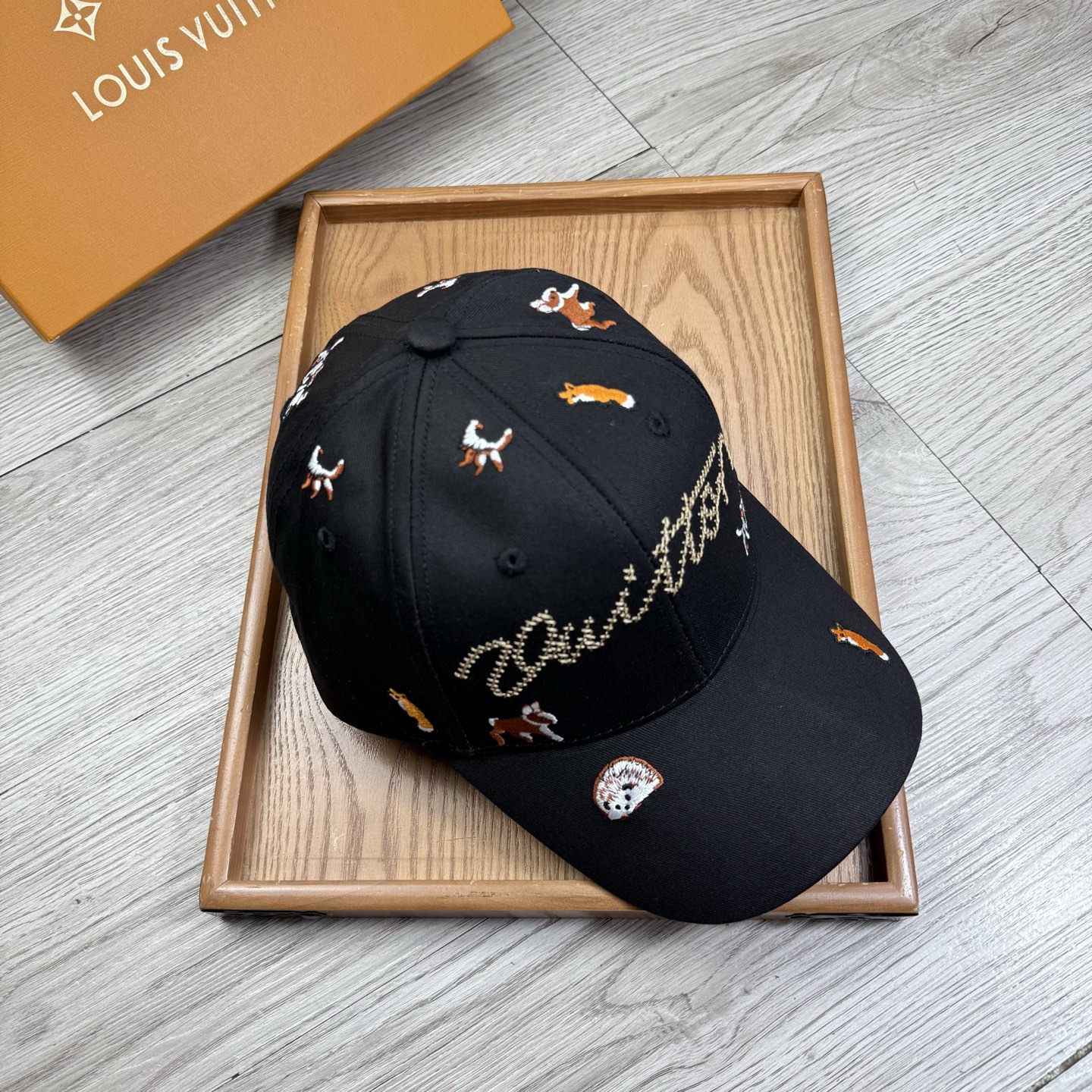 。L家。【配防尘袋】新品棒球帽！材质：纯棉！透气性好！春天挡风，夏天防晒必备单品！颜色大气！款式新颖别致