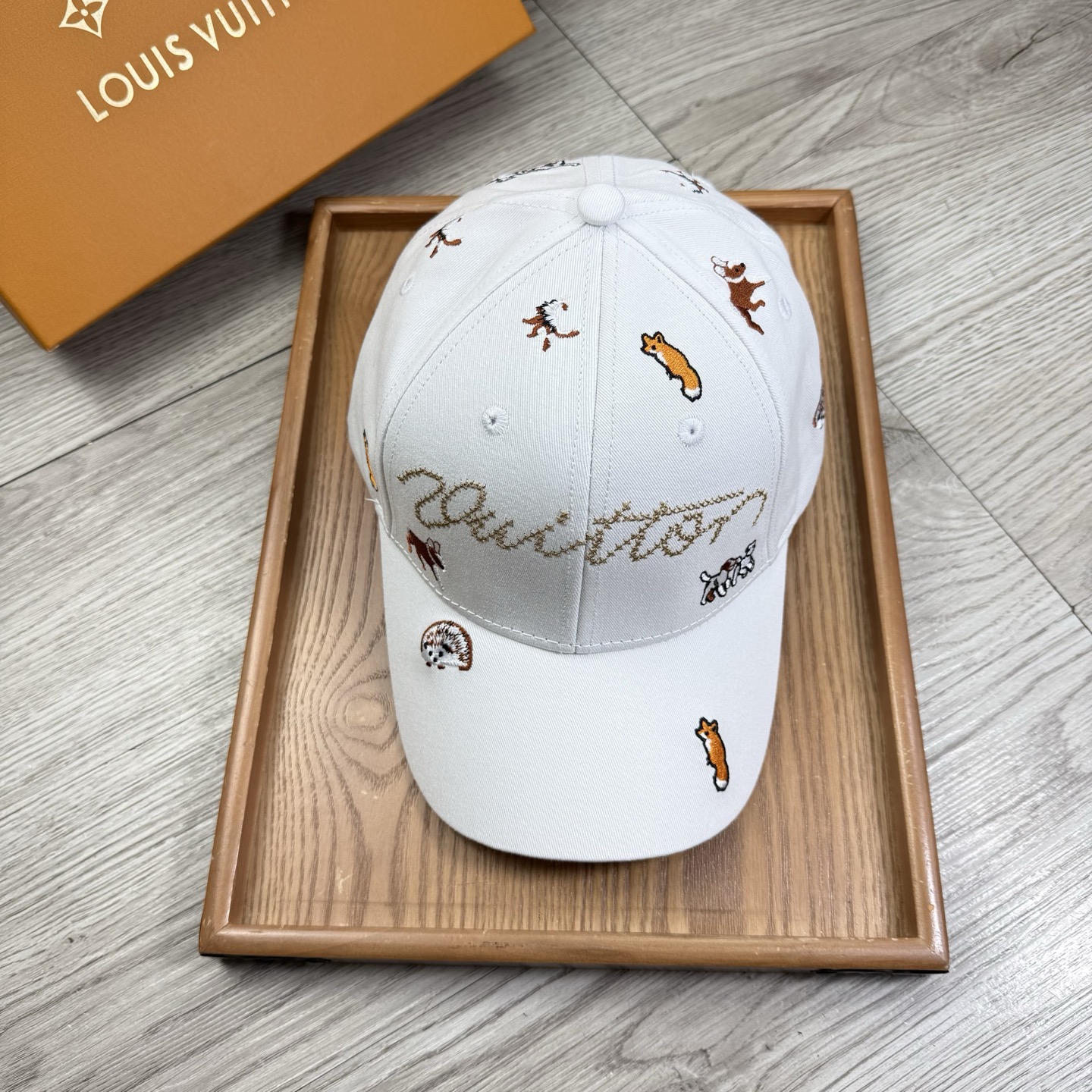 。L家。【配防尘袋】新品棒球帽！材质：纯棉！透气性好！春天挡风，夏天防晒必备单品！颜色大气！款式新颖别致