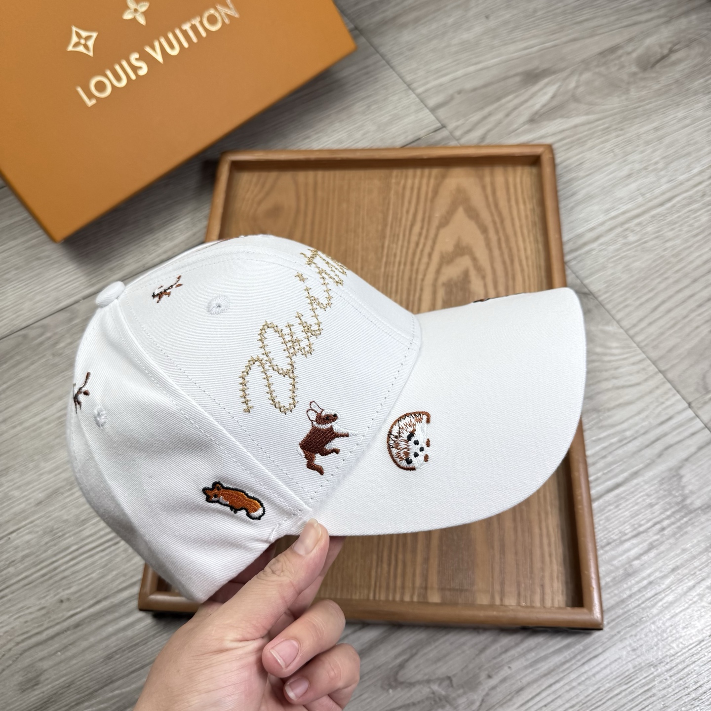 。L家。【配防尘袋】新品棒球帽！材质：纯棉！透气性好！春天挡风，夏天防晒必备单品！颜色大气！款式新颖别致