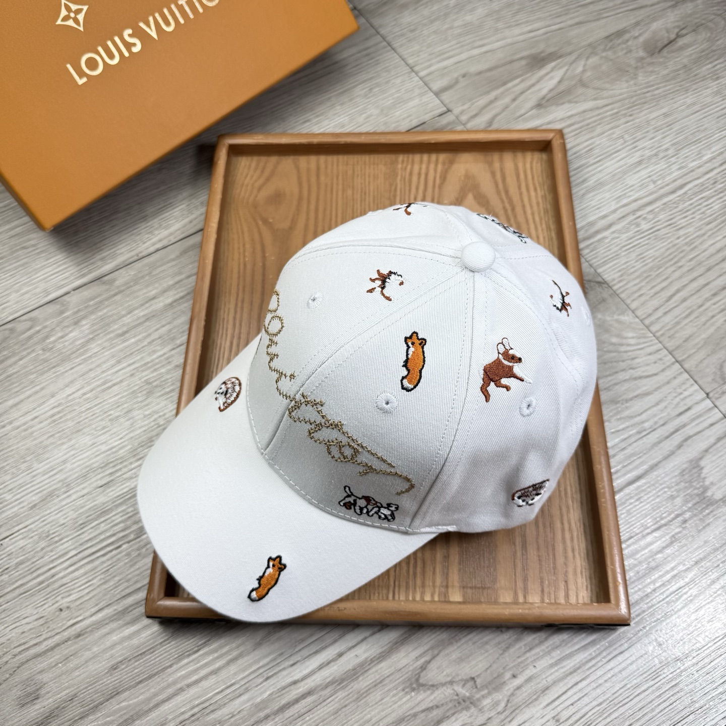 。L家。【配防尘袋】新品棒球帽！材质：纯棉！透气性好！春天挡风，夏天防晒必备单品！颜色大气！款式新颖别致