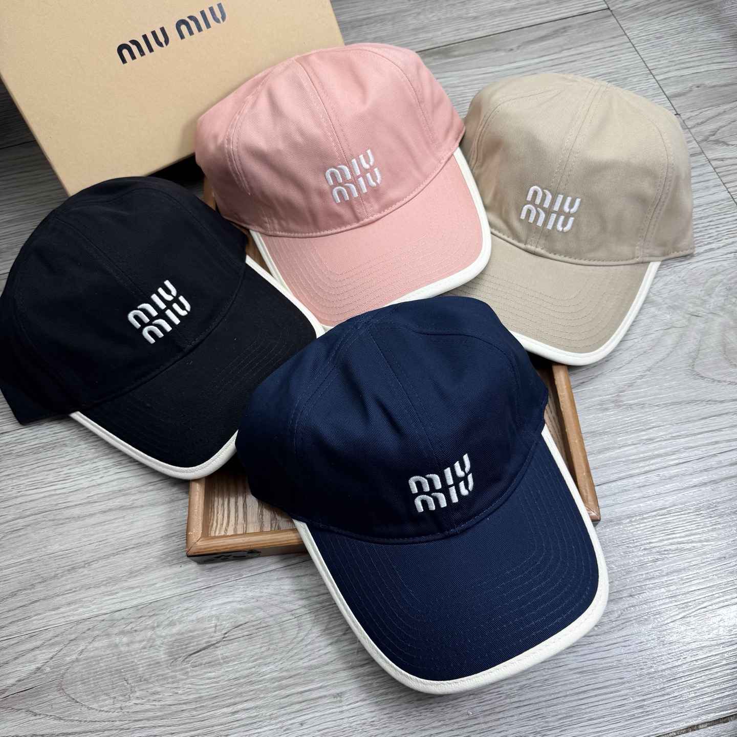 。miumiu。【配防尘袋】新品棒球帽！材质：纯棉！透气性好！春天挡风，夏天防晒必备单品！颜色大气！款式