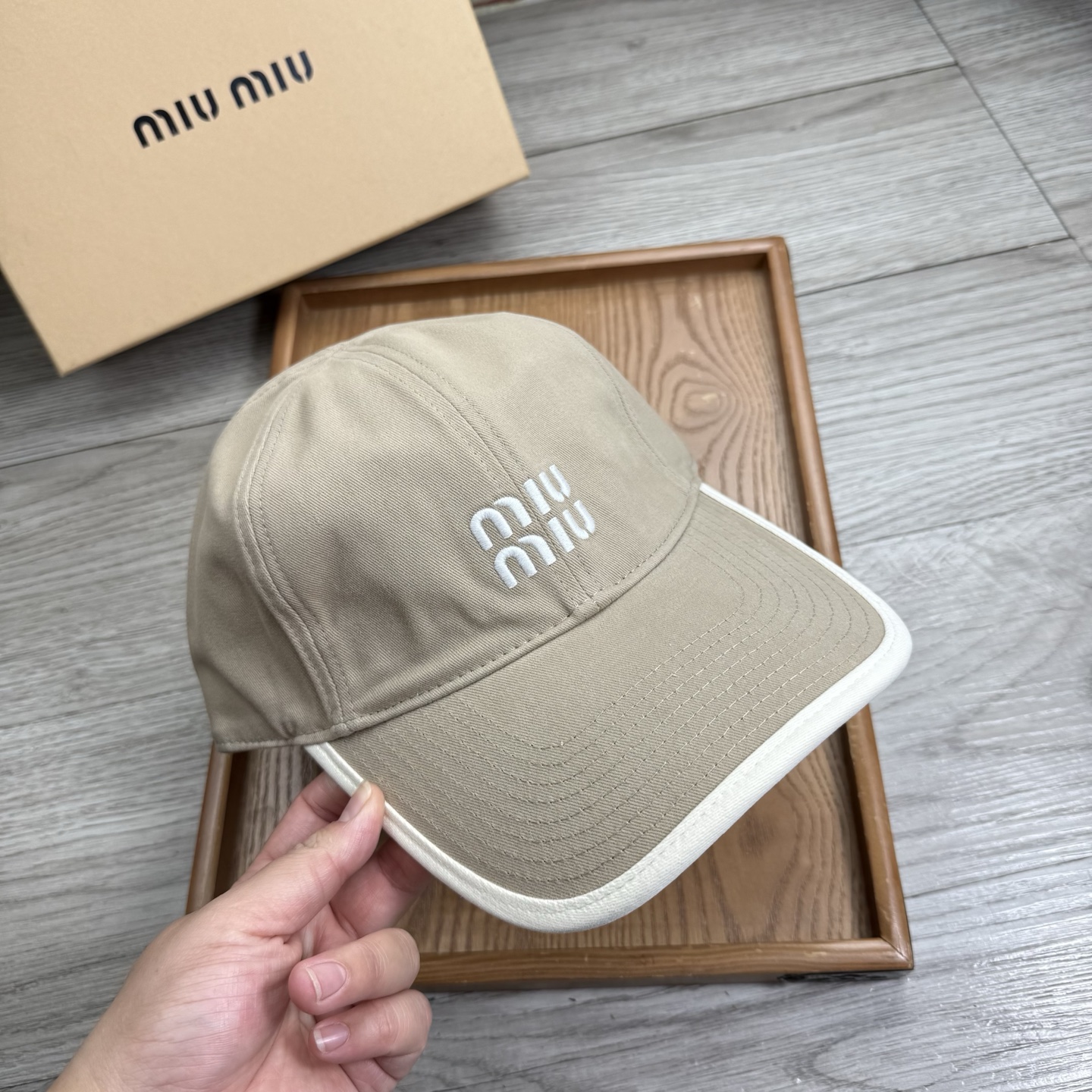 。miumiu。【配防尘袋】新品棒球帽！材质：纯棉！透气性好！春天挡风，夏天防晒必备单品！颜色大气！款式