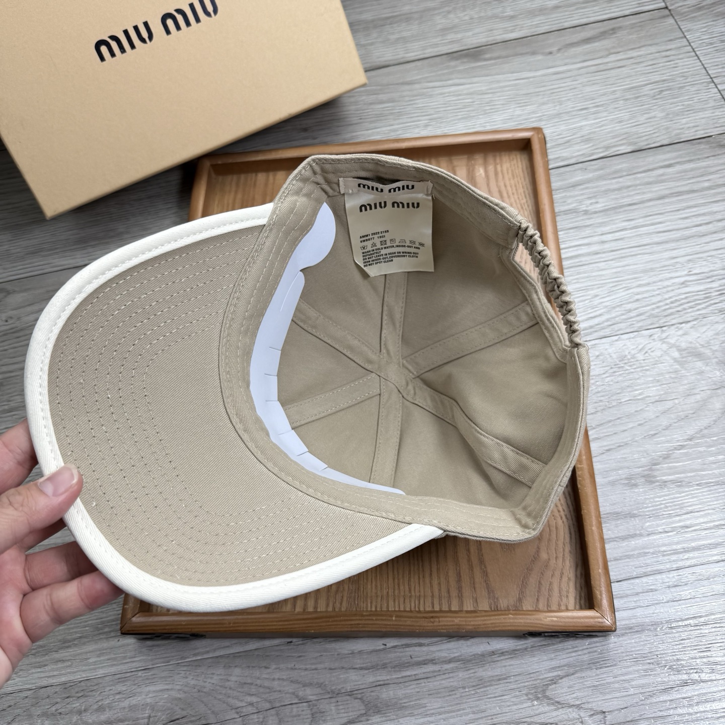 。miumiu。【配防尘袋】新品棒球帽！材质：纯棉！透气性好！春天挡风，夏天防晒必备单品！颜色大气！款式
