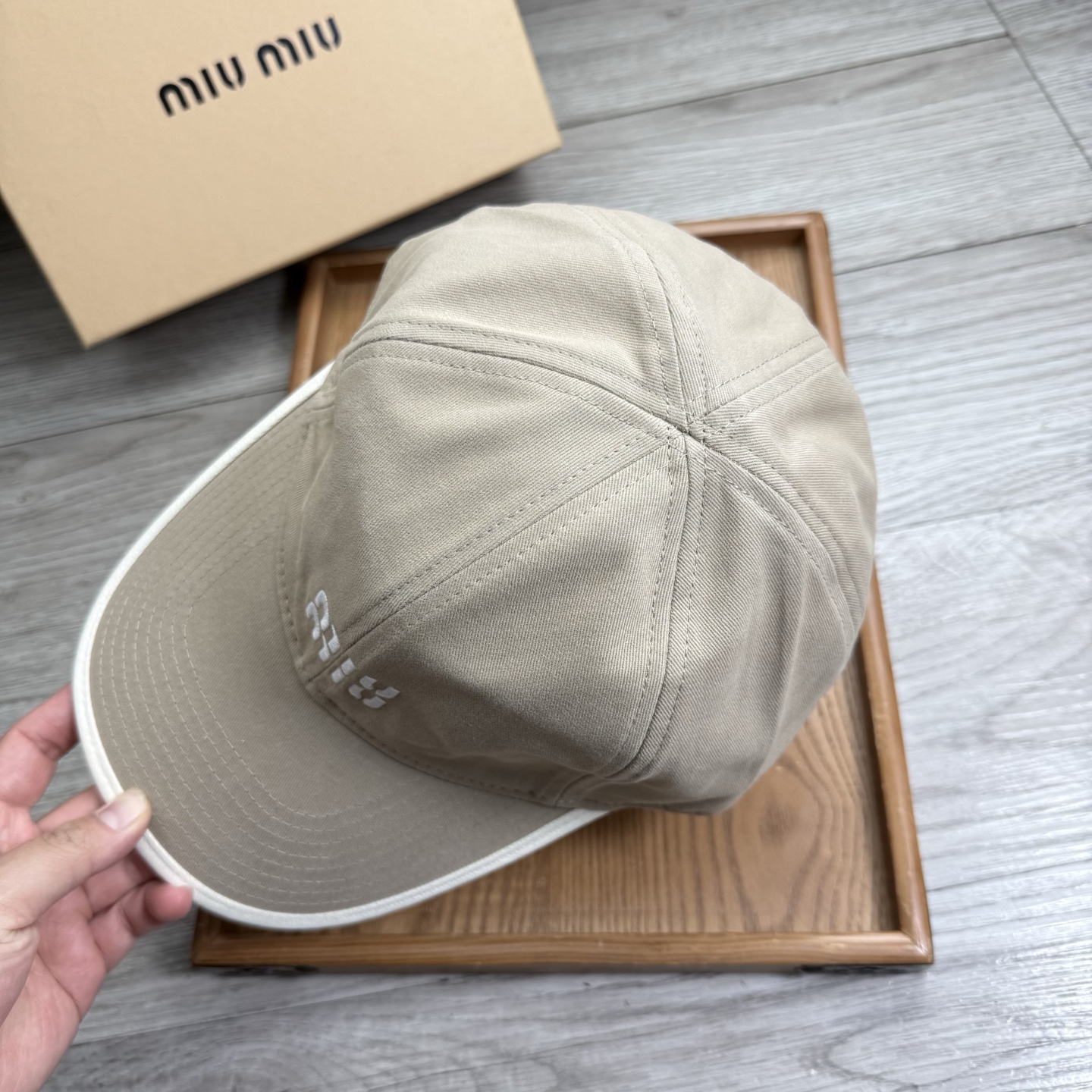 。miumiu。【配防尘袋】新品棒球帽！材质：纯棉！透气性好！春天挡风，夏天防晒必备单品！颜色大气！款式