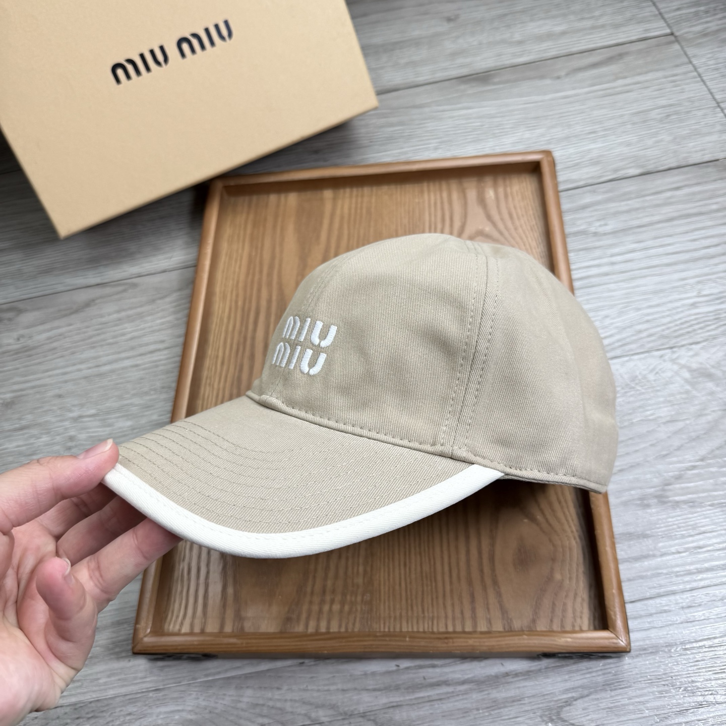 。miumiu。【配防尘袋】新品棒球帽！材质：纯棉！透气性好！春天挡风，夏天防晒必备单品！颜色大气！款式