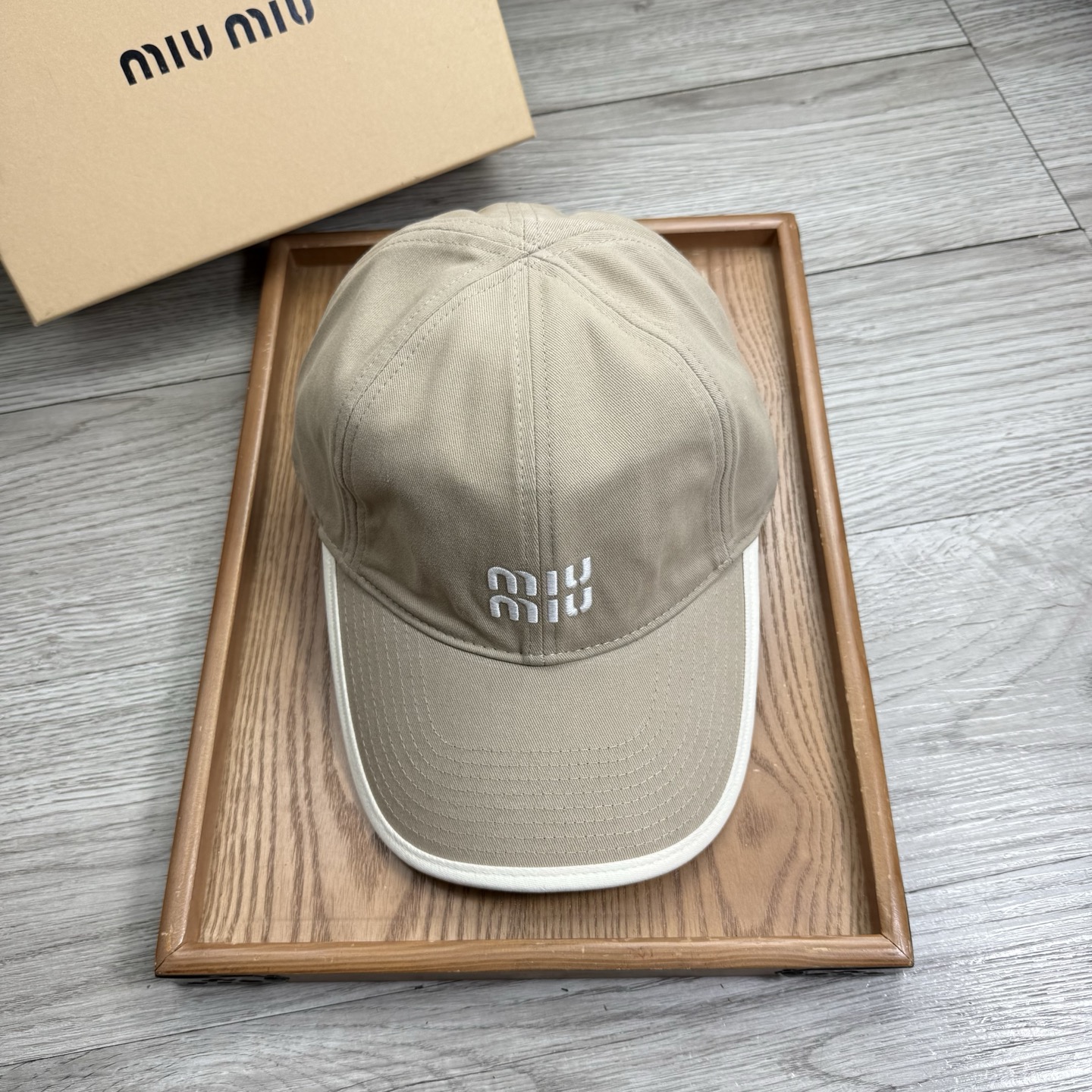。miumiu。【配防尘袋】新品棒球帽！材质：纯棉！透气性好！春天挡风，夏天防晒必备单品！颜色大气！款式