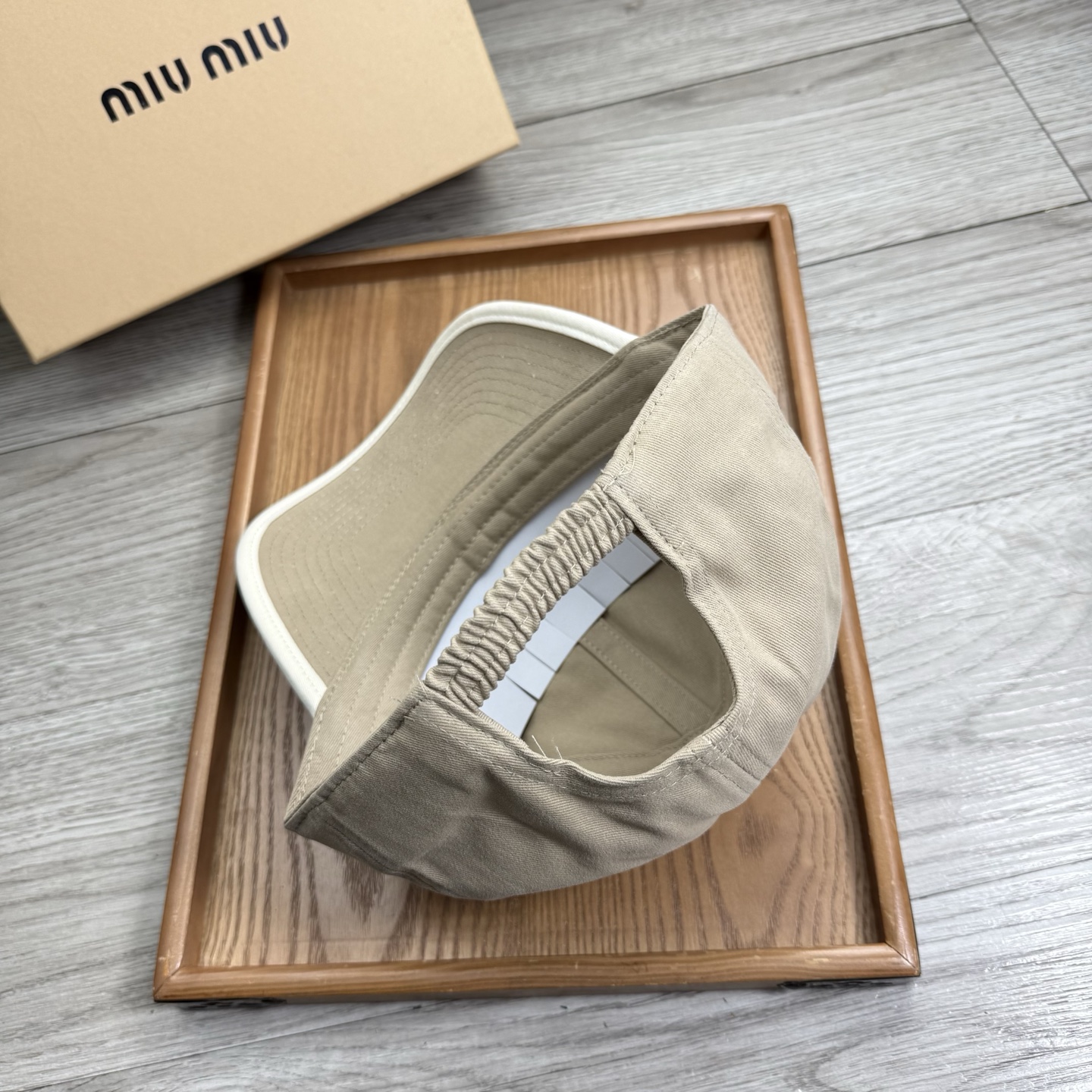 。miumiu。【配防尘袋】新品棒球帽！材质：纯棉！透气性好！春天挡风，夏天防晒必备单品！颜色大气！款式