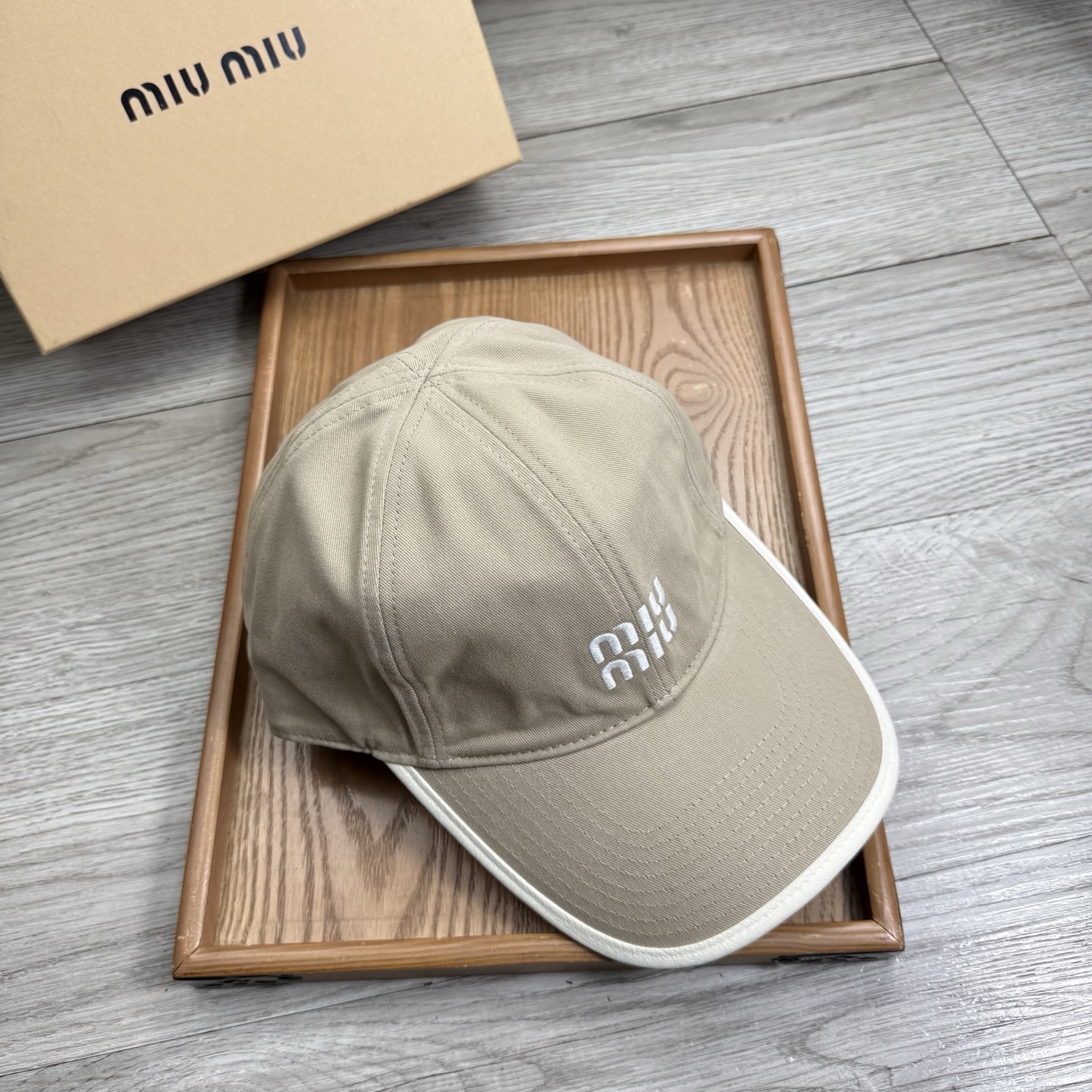 。miumiu。【配防尘袋】新品棒球帽！材质：纯棉！透气性好！春天挡风，夏天防晒必备单品！颜色大气！款式