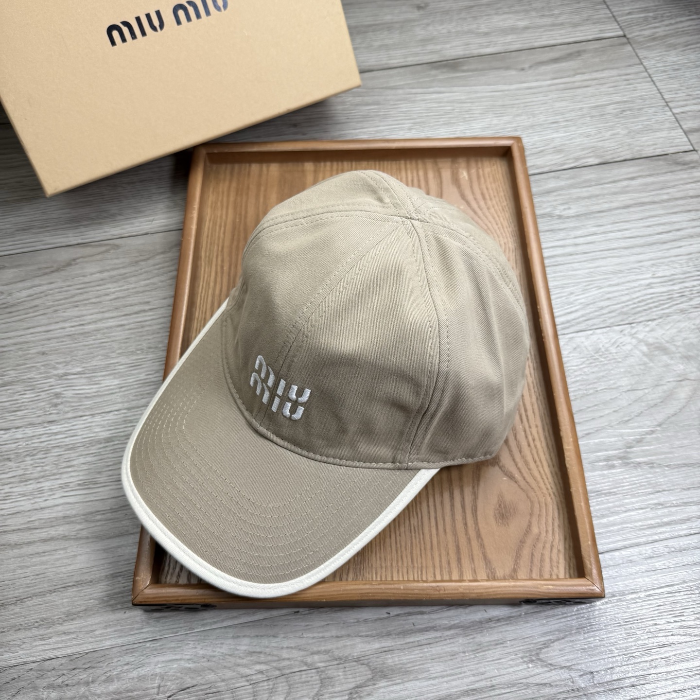。miumiu。【配防尘袋】新品棒球帽！材质：纯棉！透气性好！春天挡风，夏天防晒必备单品！颜色大气！款式