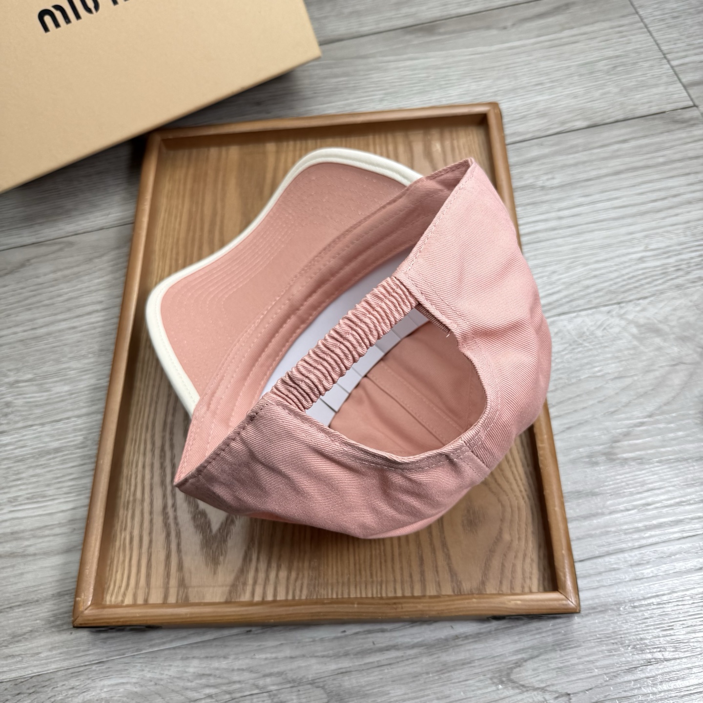 。miumiu。【配防尘袋】新品棒球帽！材质：纯棉！透气性好！春天挡风，夏天防晒必备单品！颜色大气！款式