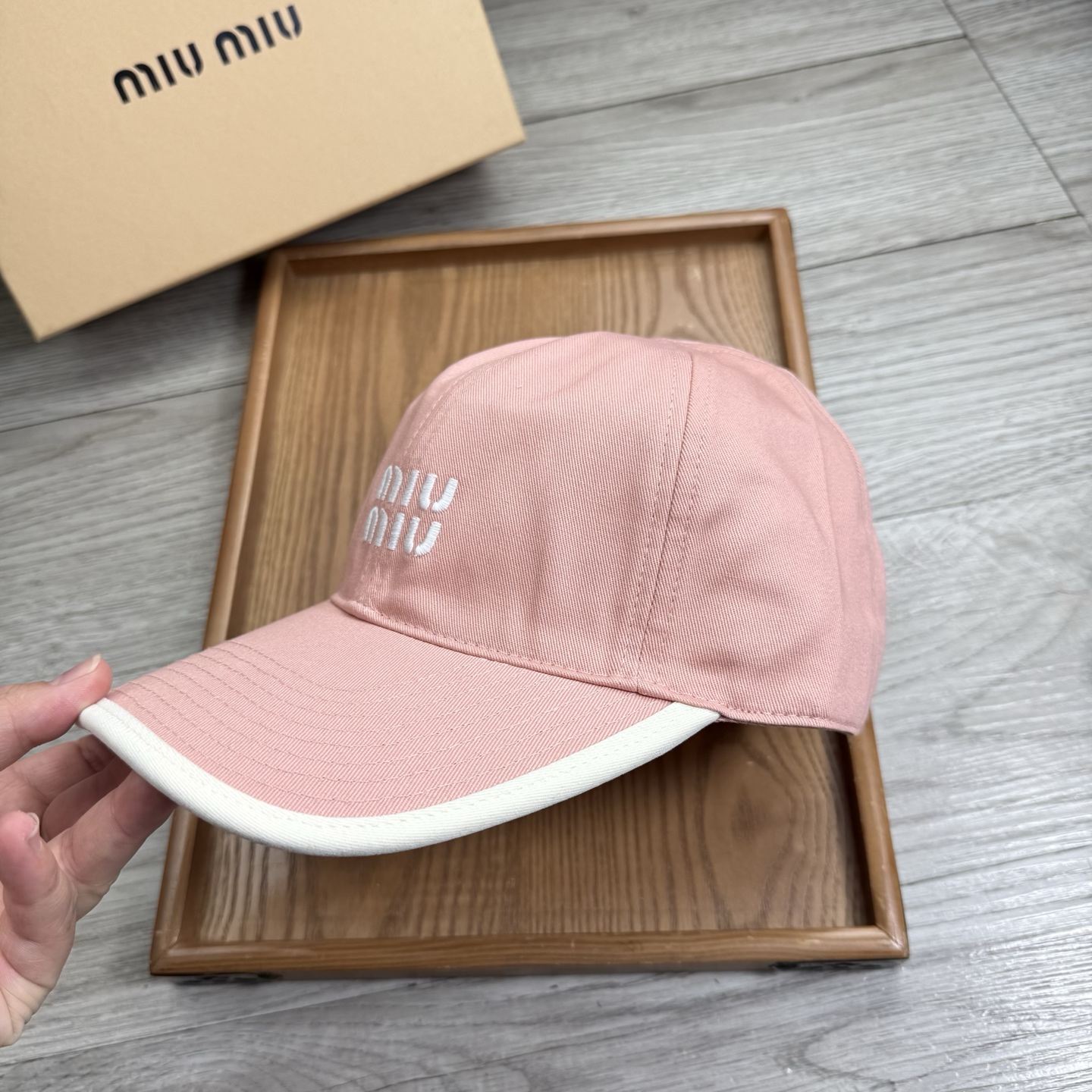 。miumiu。【配防尘袋】新品棒球帽！材质：纯棉！透气性好！春天挡风，夏天防晒必备单品！颜色大气！款式