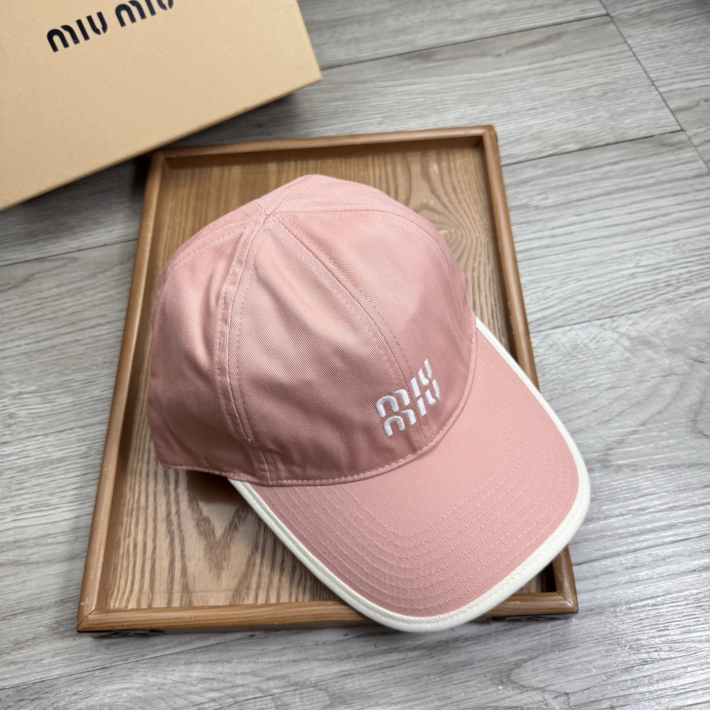。miumiu。【配防尘袋】新品棒球帽！材质：纯棉！透气性好！春天挡风，夏天防晒必备单品！颜色大气！款式