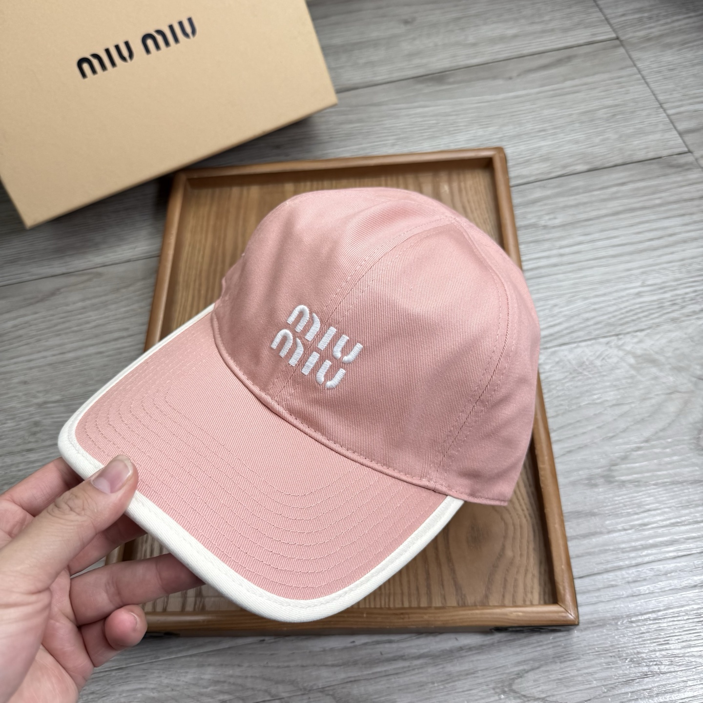 。miumiu。【配防尘袋】新品棒球帽！材质：纯棉！透气性好！春天挡风，夏天防晒必备单品！颜色大气！款式