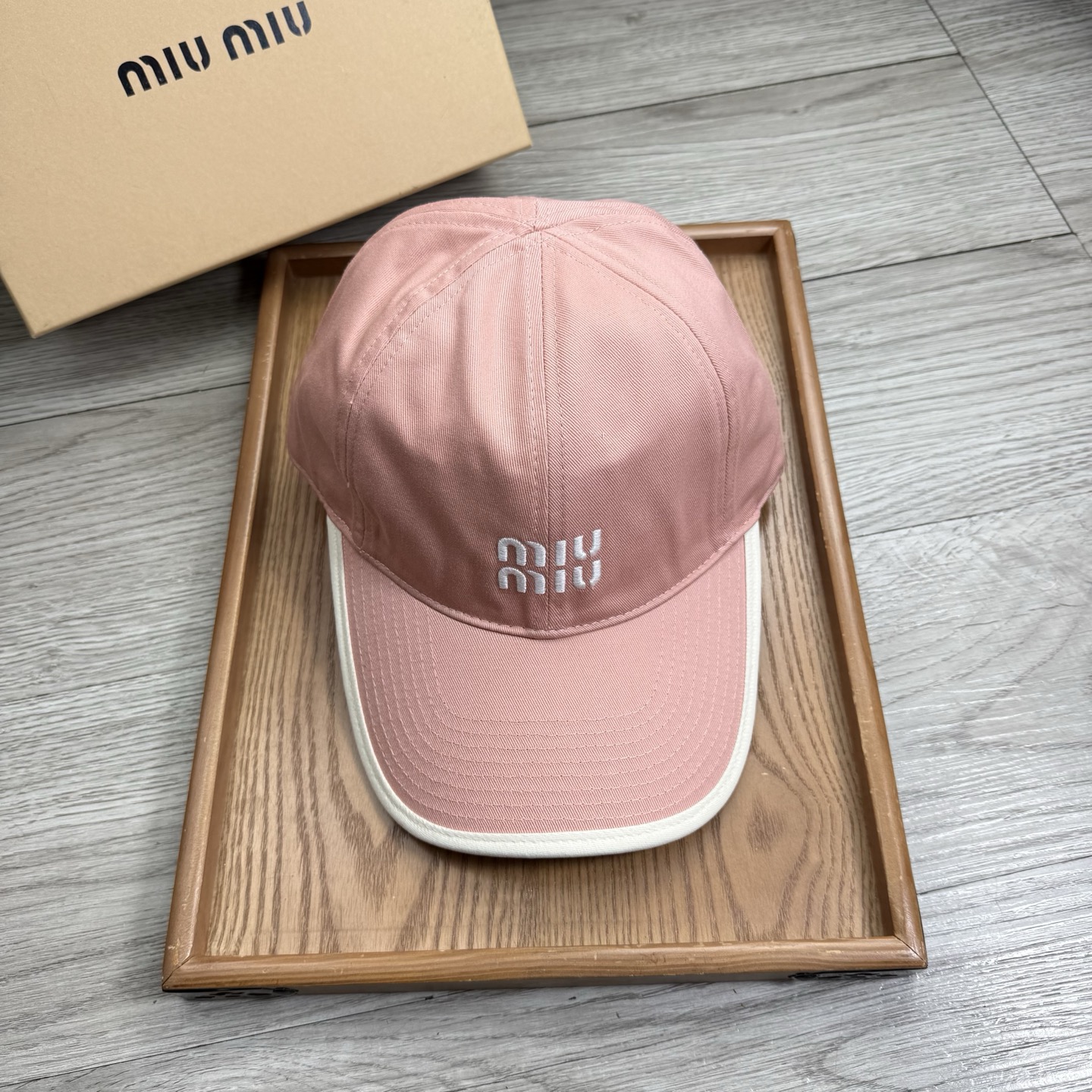 。miumiu。【配防尘袋】新品棒球帽！材质：纯棉！透气性好！春天挡风，夏天防晒必备单品！颜色大气！款式