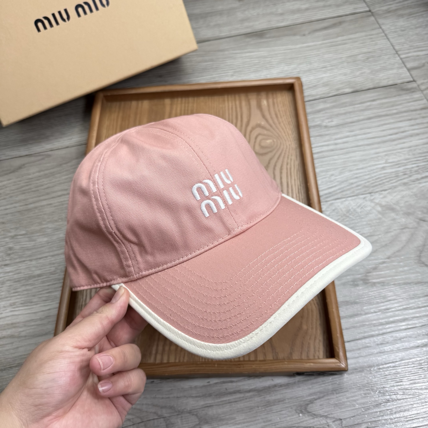 。miumiu。【配防尘袋】新品棒球帽！材质：纯棉！透气性好！春天挡风，夏天防晒必备单品！颜色大气！款式