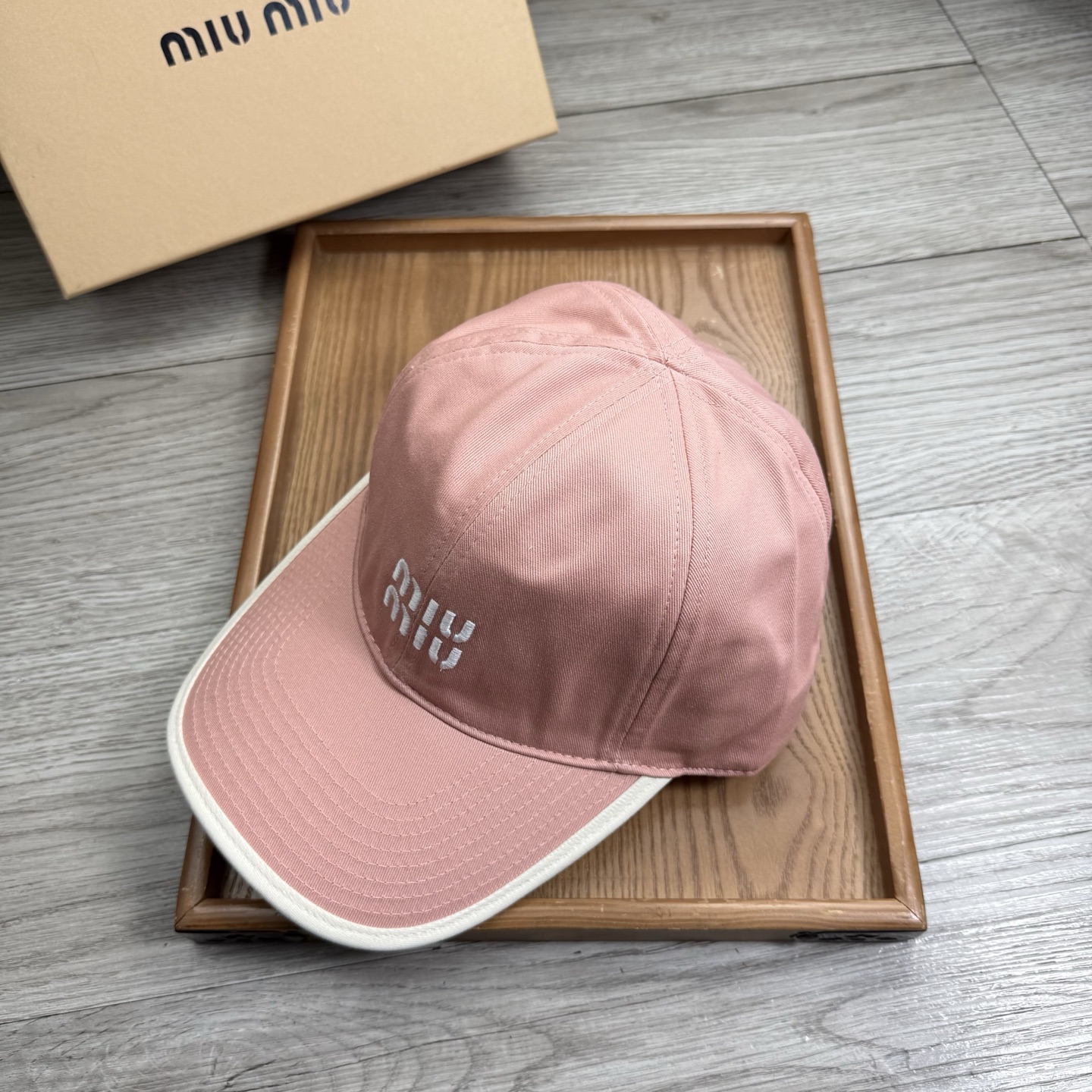 。miumiu。【配防尘袋】新品棒球帽！材质：纯棉！透气性好！春天挡风，夏天防晒必备单品！颜色大气！款式