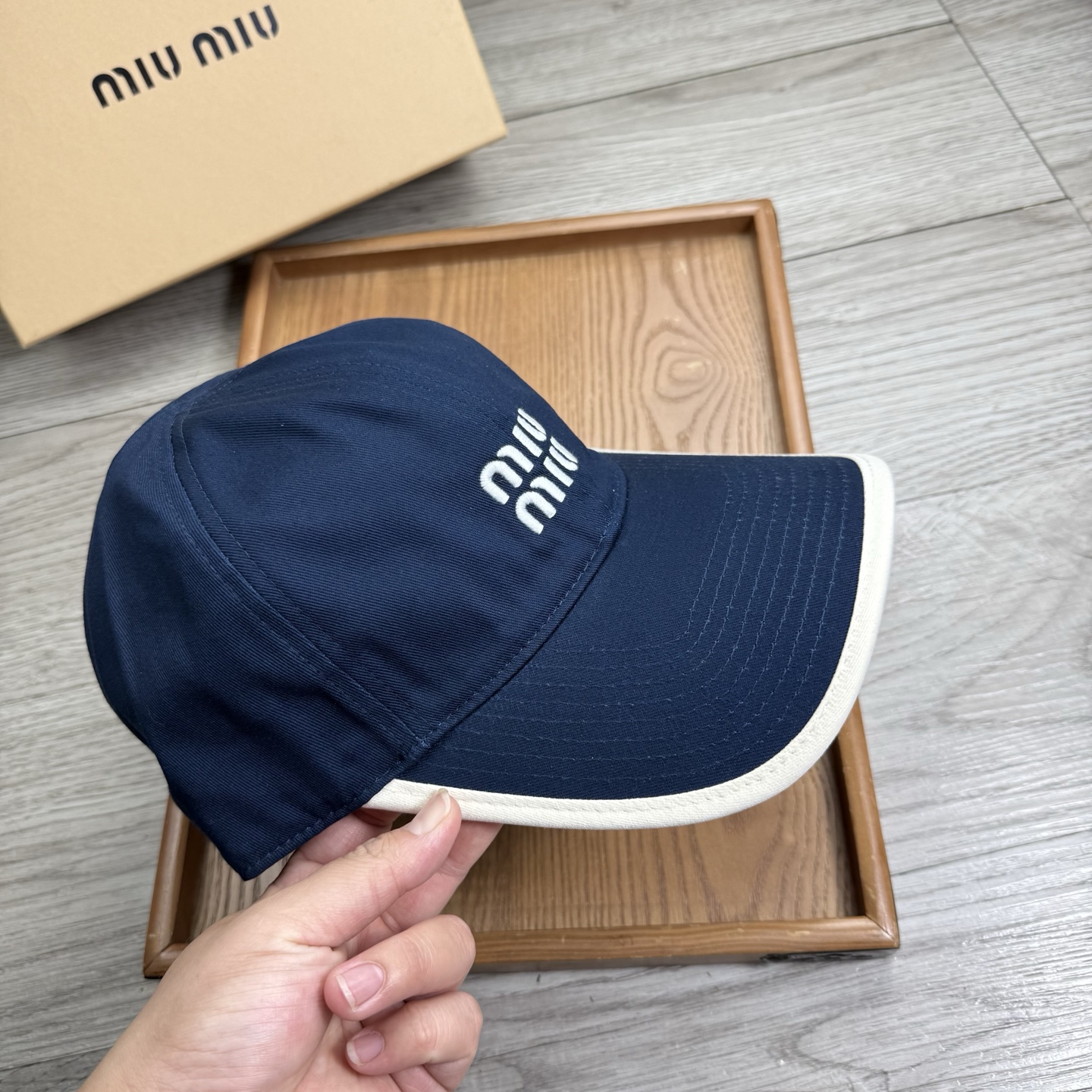 。miumiu。【配防尘袋】新品棒球帽！材质：纯棉！透气性好！春天挡风，夏天防晒必备单品！颜色大气！款式